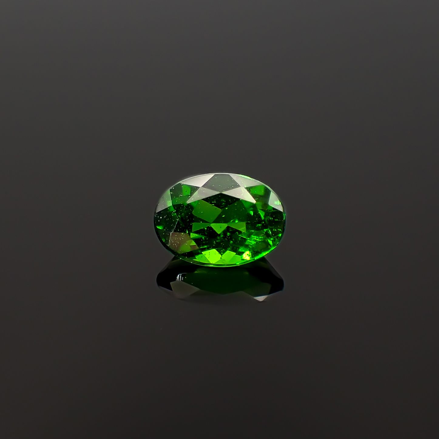 クロムダイオプサイド(宝石名クロム・ダイオプサイド)ロシア産 識別済 0.95ct / 7.1x5.1mm前後 [260432092]