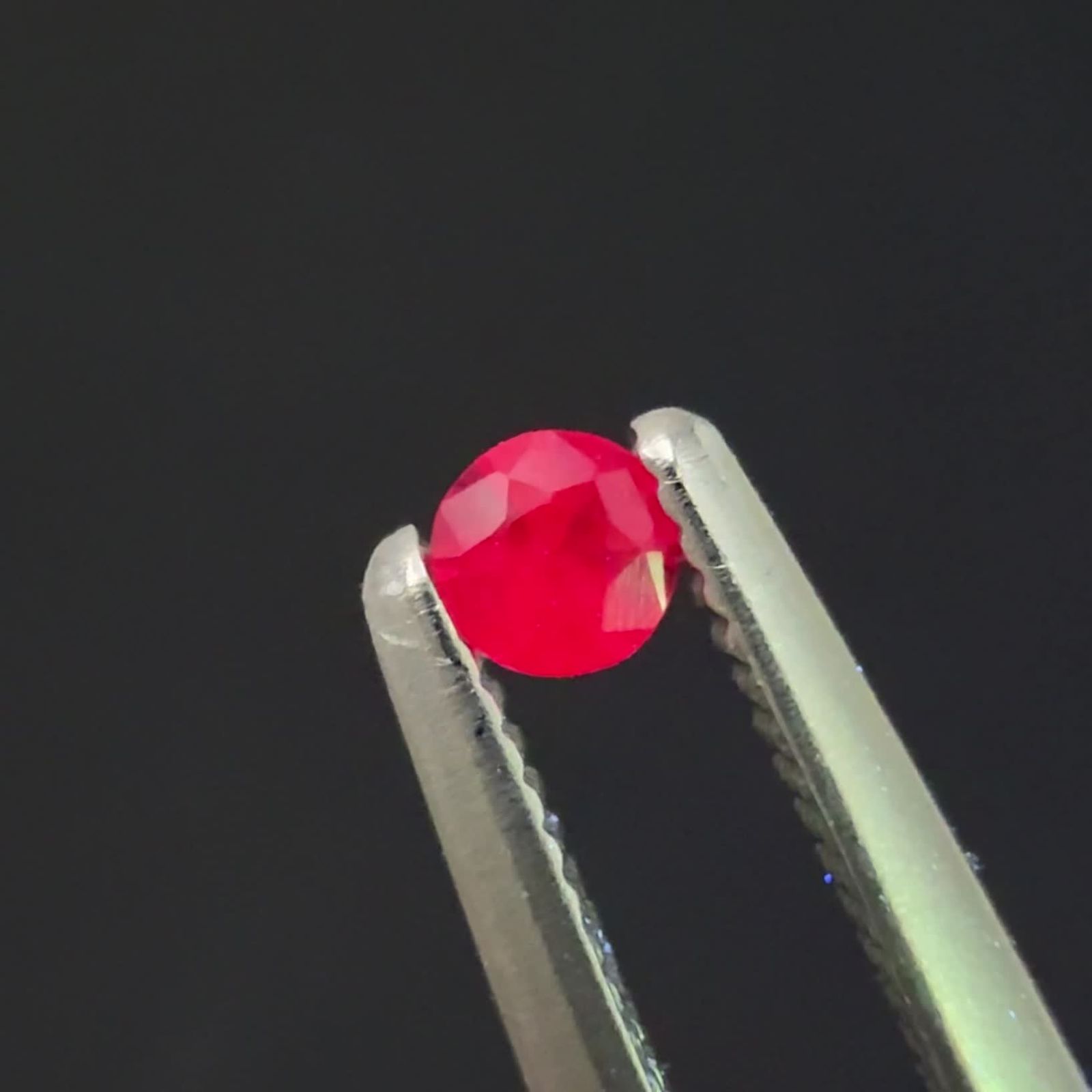 ルビー ビルマ産 0.064ct [250630616]2.4x2.4mm前後 | TOP STONE