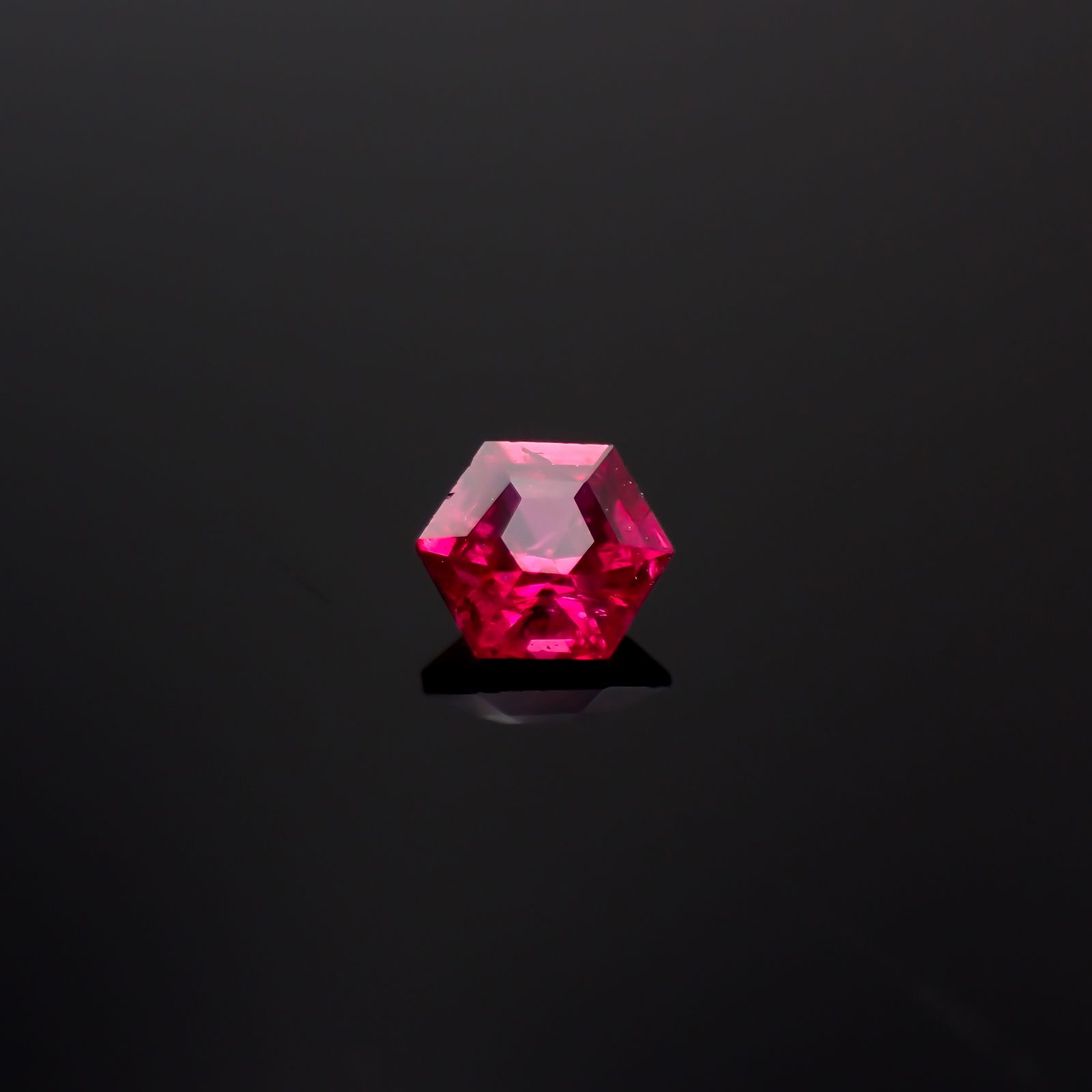 ◇ヘキサゴンカット◇ルビー 非加熱 モザンビーク産 0.25ct[240427112]3.5x3.5mm前後