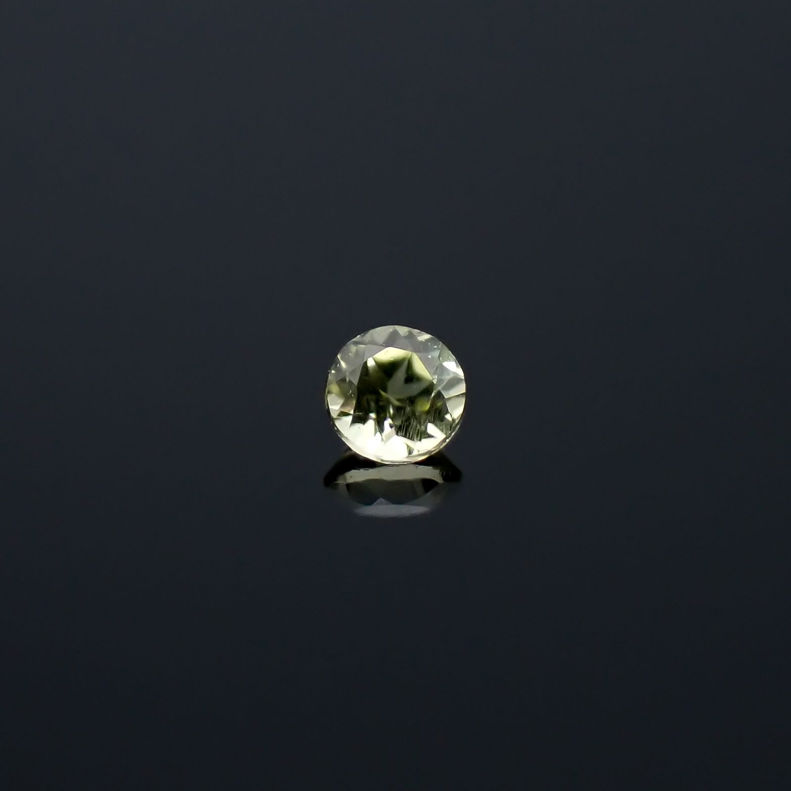 パラサイティックペリドット 採取地:ロシア・セイムチャン 0.024ct / 1.7x1.7mm前後 [260632350]