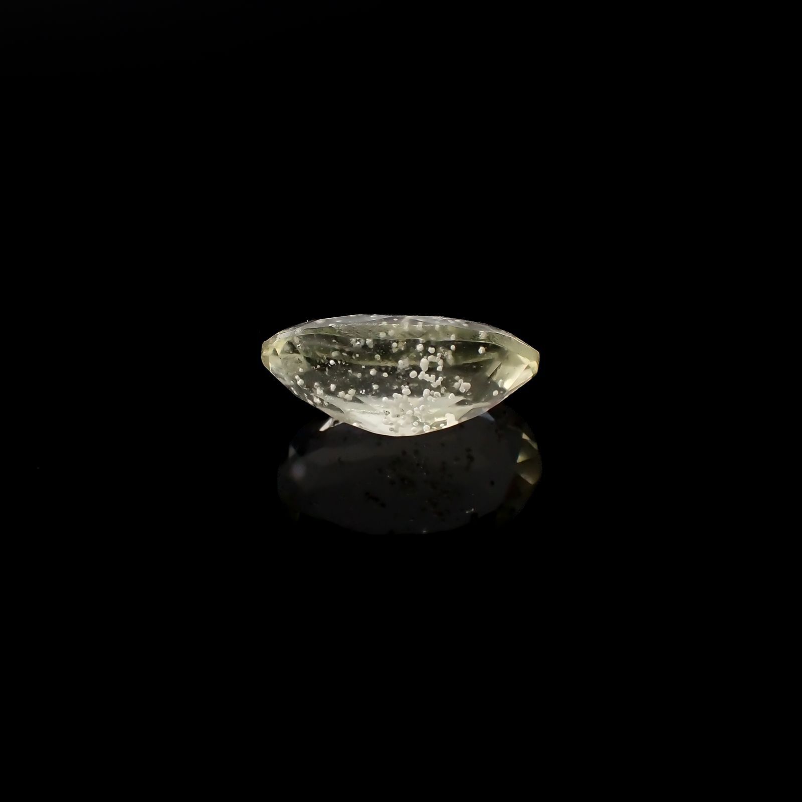 リビアングラス 発見地：エジプト・リビア砂漠 3.53ct[221018184]14.3x8.7mm前後
