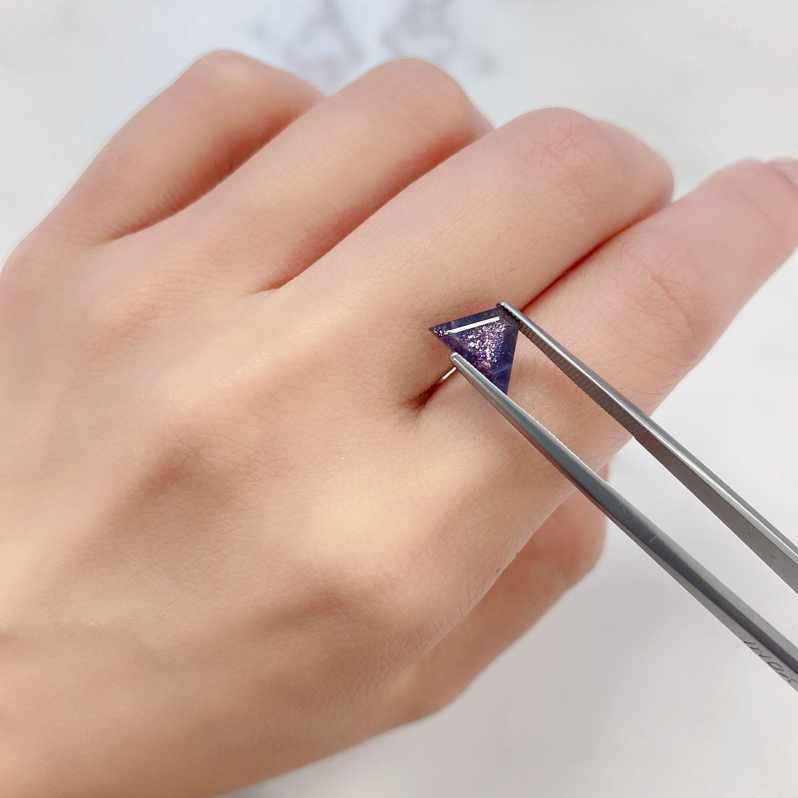 ◇カスタムカット◇アイオライトサンストーン(宝石名アベンチュリン・アイオライト) インド/ブラジル産 1.228ct ソ付(彩珠)[210711617]6.7×9.9mm前後