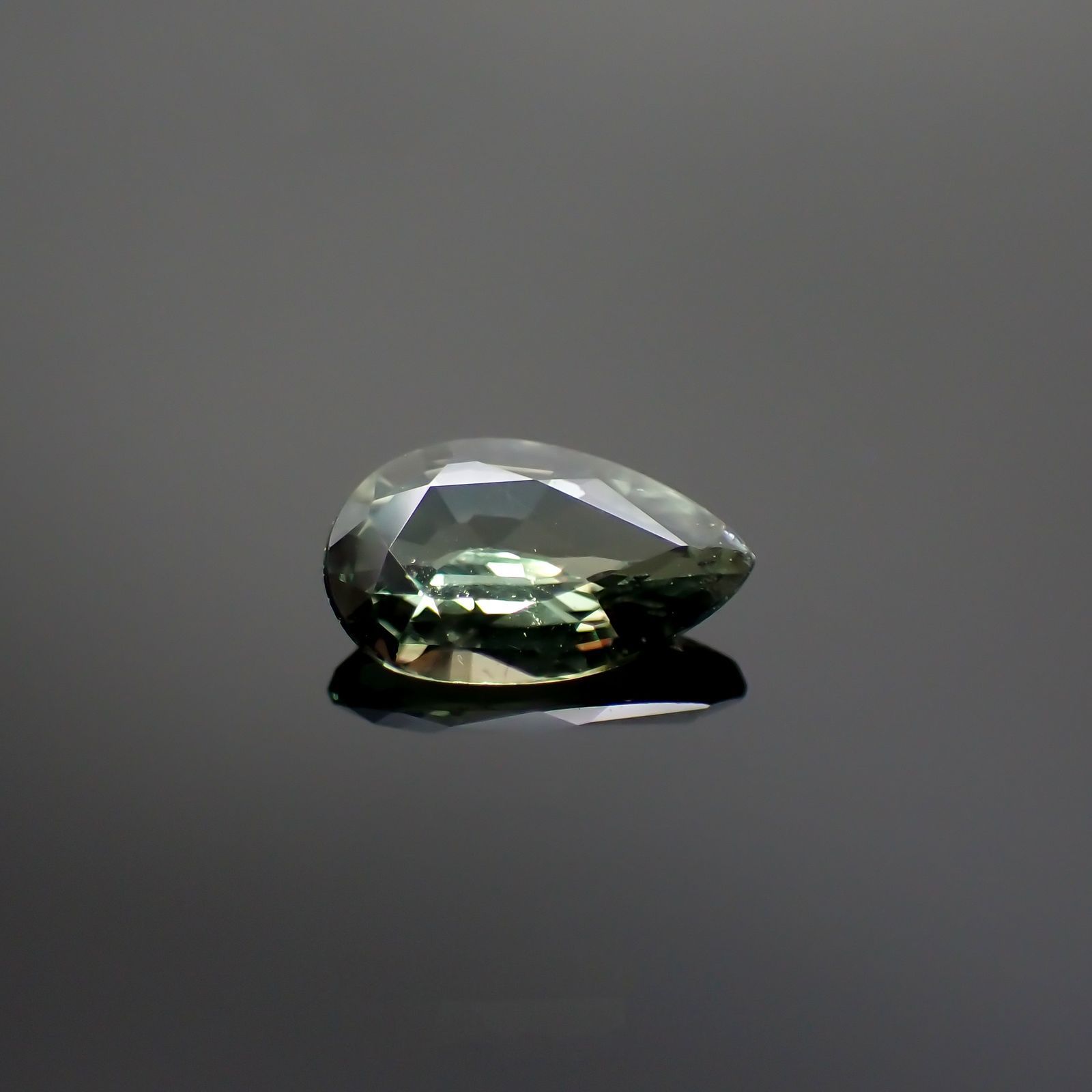 アレキサンドライト(宝石名アレキサンドライト)マダガスカル産 0.46ct 識別済[220114617]6.5x4.2mm前後