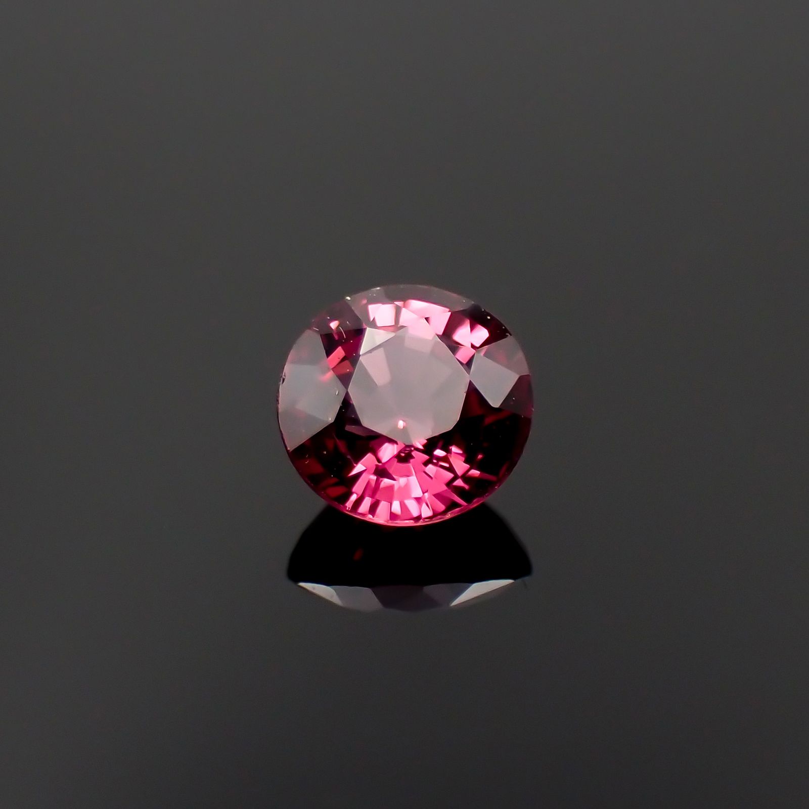 ロードライトガーネット(宝石名ロードライト・ガーネット)ブラジル産 0.69ct 識別済[230421593]5.2x5.1mm前後