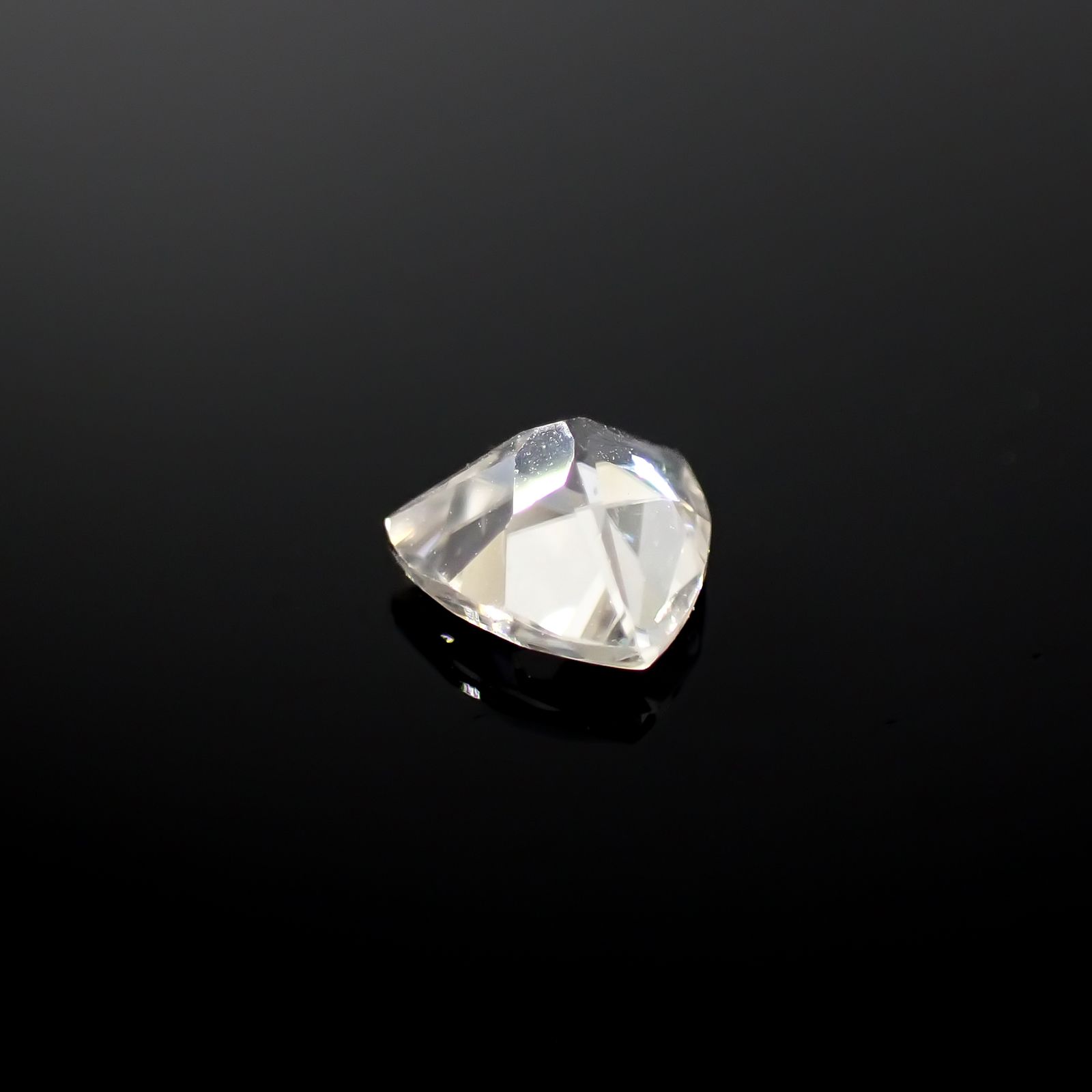 カラーレスジルコン(宝石名ジルコン)スリランカ/カンボジア産 0.95ct 識別済[240928897]5.7x5.8mm前後