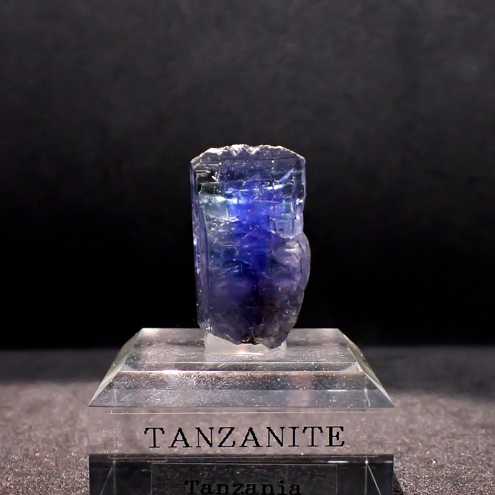 バイカラータンザナイト原石 タンザニア産 アクリル台座付き 50.31ct(10.06g) / 10.5x16.7x30.1mm前後 [260632369]