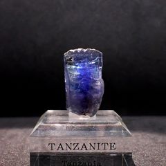 バイカラータンザナイト原石 タンザニア産 アクリル台座付き 50.31ct(10.06g) / 10.5x16.7x30.1mm前後 [260632369]