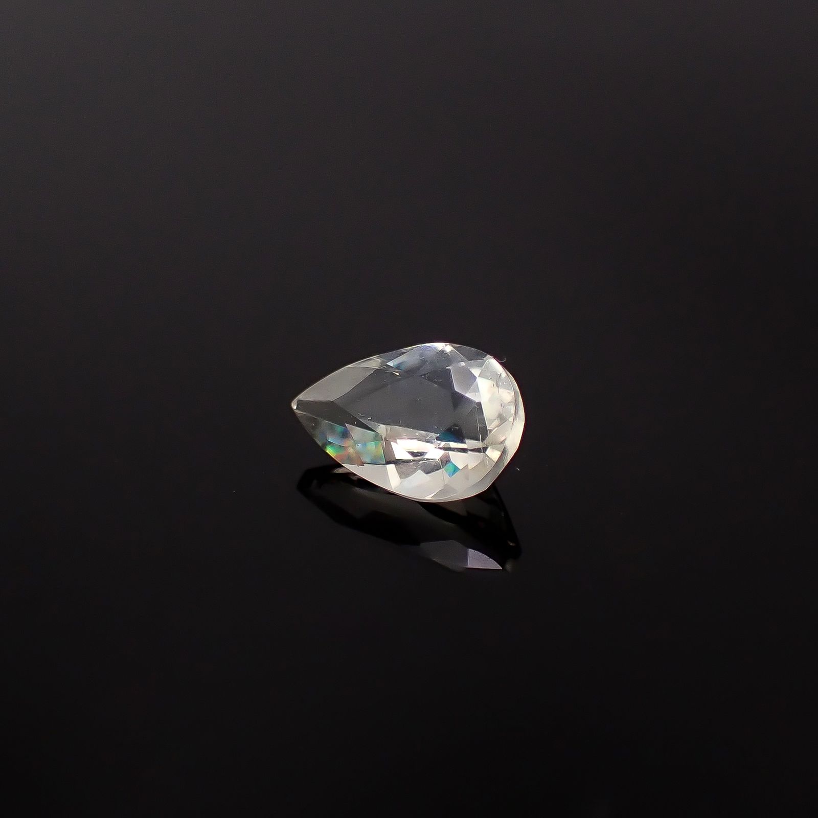 リューサイト 遊色効果あり(宝石名リューサイト)イタリア産 識別済 0.45ct / 6.8x4.4mm前後 [260131553]