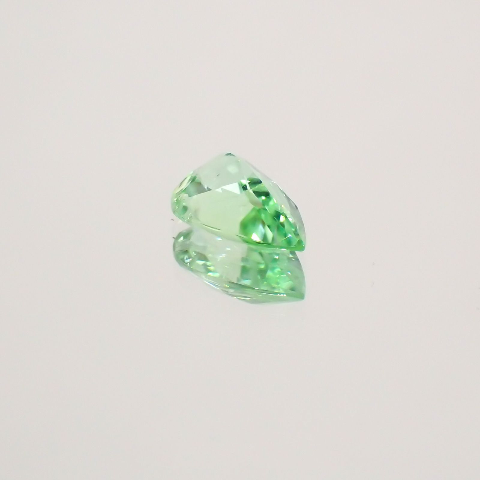 ミントカラー パライバトルマリン(宝石名トルマリン/別名パライバ・トルマリン) モザンビーク産 0.548ct ソ付(宝貴協)[210510650]7.2×4.6mm前後
