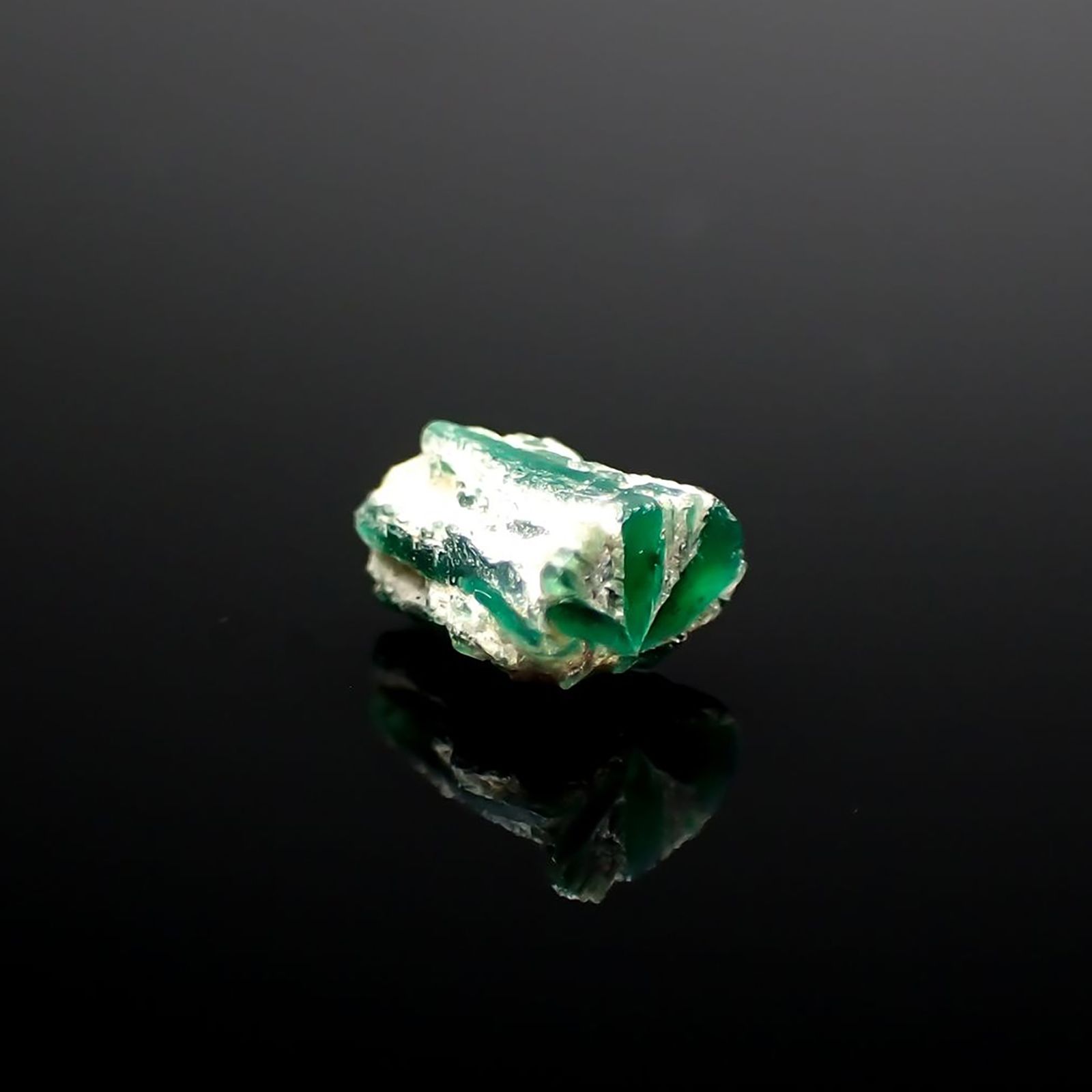 逆トラピッチェエメラルド 原石 コロンビア産 0.73ct / 5x3.5mm前後 [240627844]