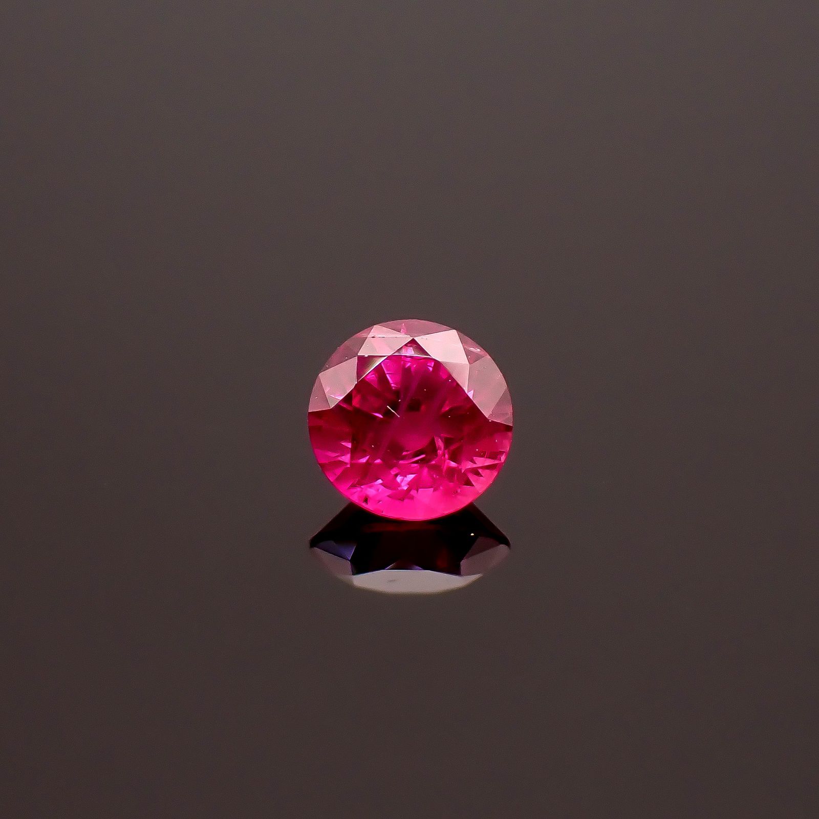 ルビー グリーンランド産 0.14ct / 3x3mm前後 [261033227]