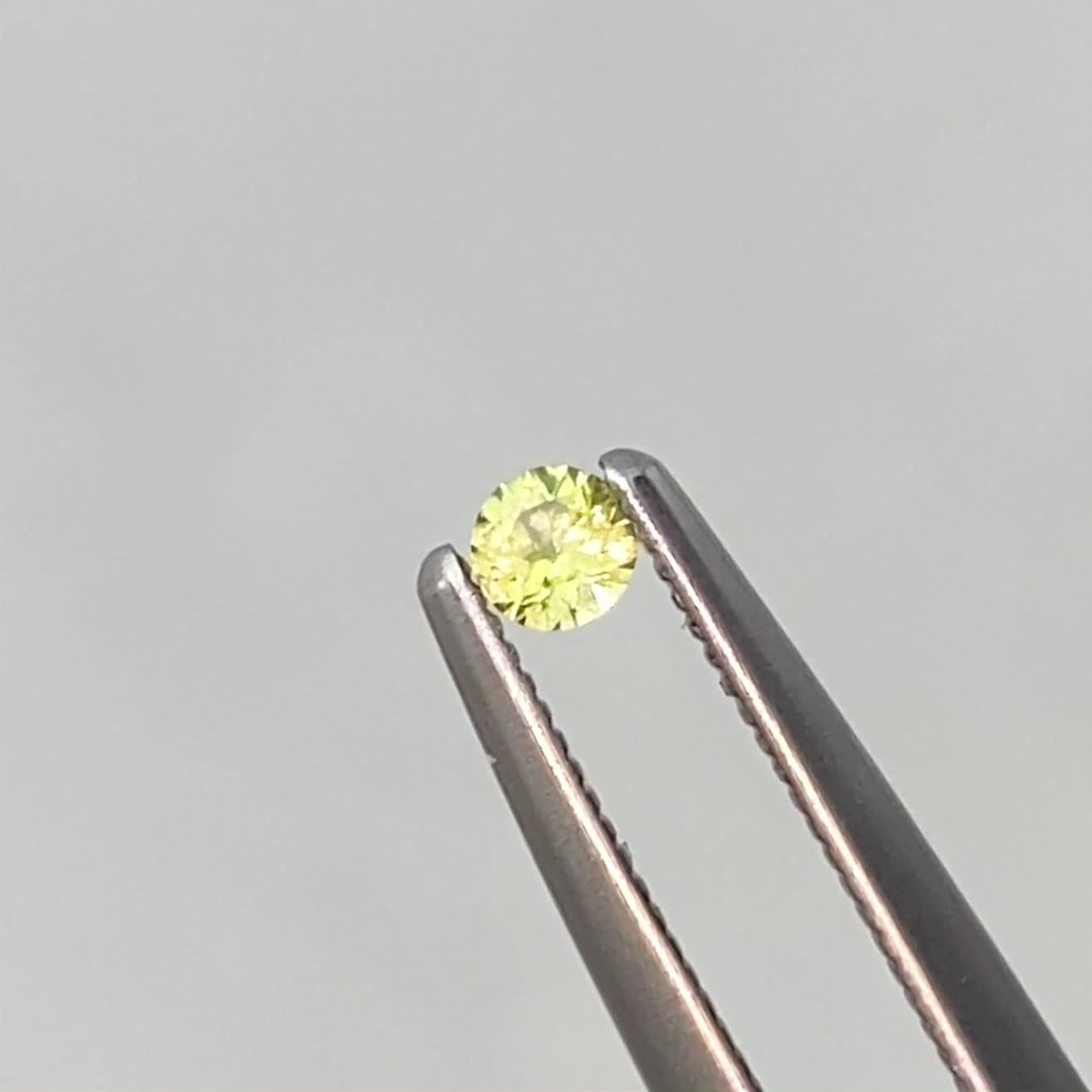 パラサイティックペリドット インドネシア・ジェパラ産 0.063ct[240627932]2.4x2.4mm前後 | TOP  STONE(トップストーン)