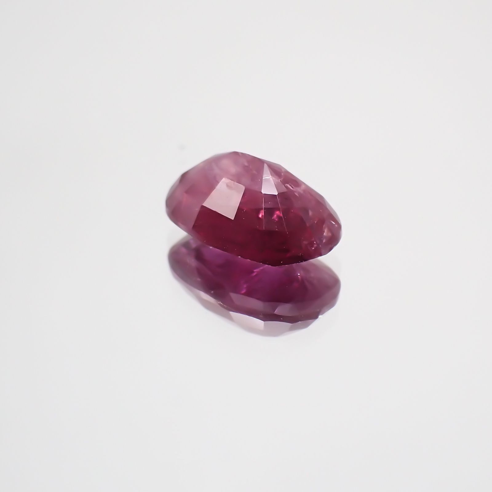 パープルサファイア(宝石名パープル・サファイア) カシミール地方産 1.633ct ソ付(彩珠)[210310235]8.4×5.6mm前後