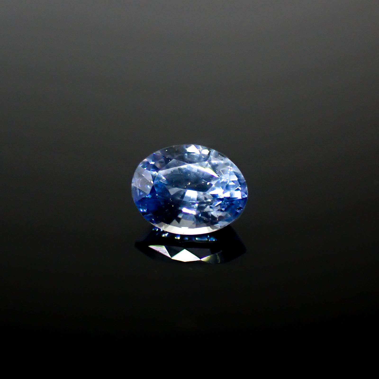 アイスブルーサファイア スリランカ産 0.42ct[240828661]5x3.9mm前後