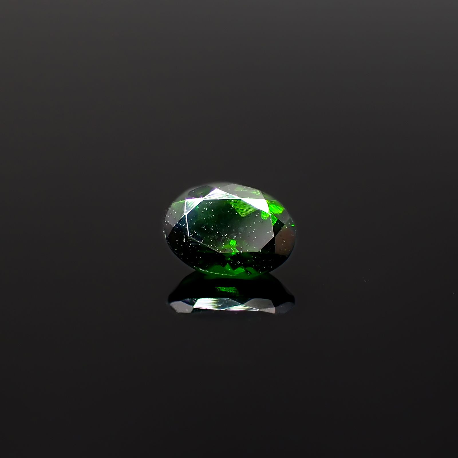 クロムダイオプサイド(宝石名クロム・ダイオプサイド)ロシア産 識別済 0.81ct / 6.9x5.1mm前後 [260432094]