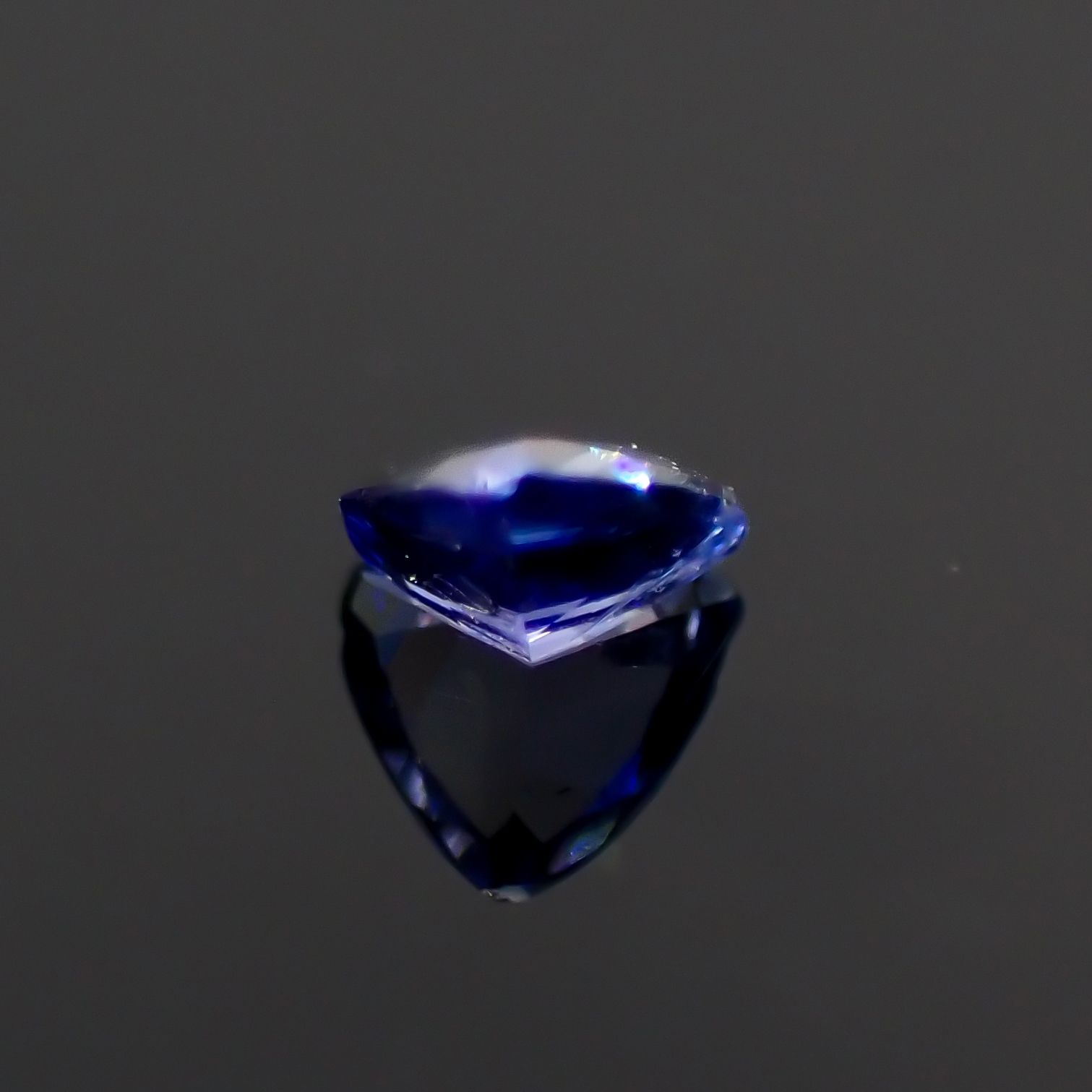 ベニトアイト(宝石名ベニトアイト)アメリカ・カリフォルニア州産 0.038ct 識別済[230823213]2.1x2.3mm前後
