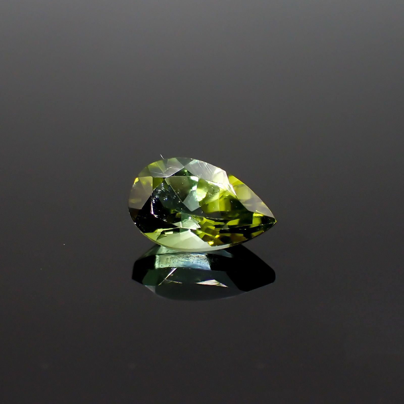 バイカラートルマリン(宝石名トルマリン)コンゴ民主共和国産 1.01ct 識別済[220717022]8.1x5mm前後