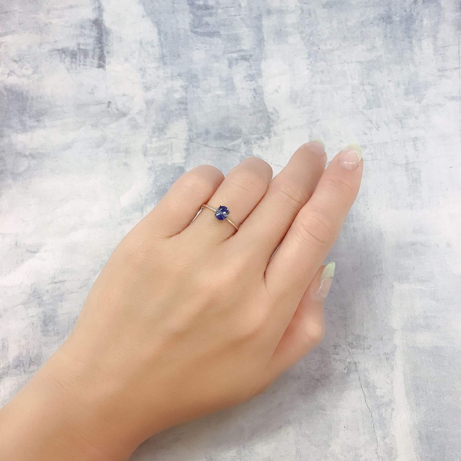 バイカラーサファイア(宝石名サファイア)スリランカ/マダガスカル産 0.61ct 識別済[220817434]5.6x4.5mm前後