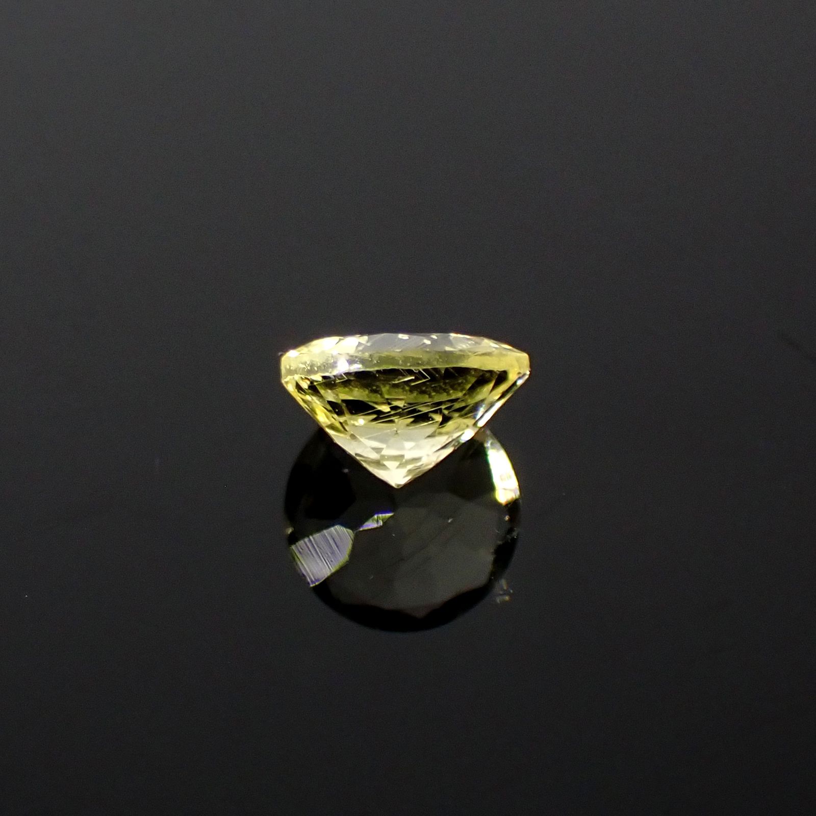 イエローダンビュライト タンザニア産 0.94ct[240125461]6.2x6.2mm前後
