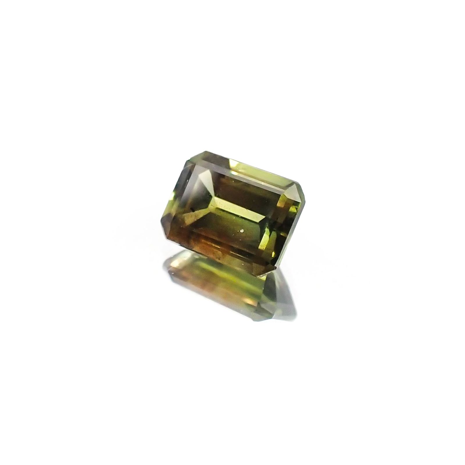 ゴールドシーンサファイア 非加熱(宝石名シーン・サファイア)ケニア産 ソ付(彩珠) 1.183ct / 6.6x4.9mm前後 [231023911]
