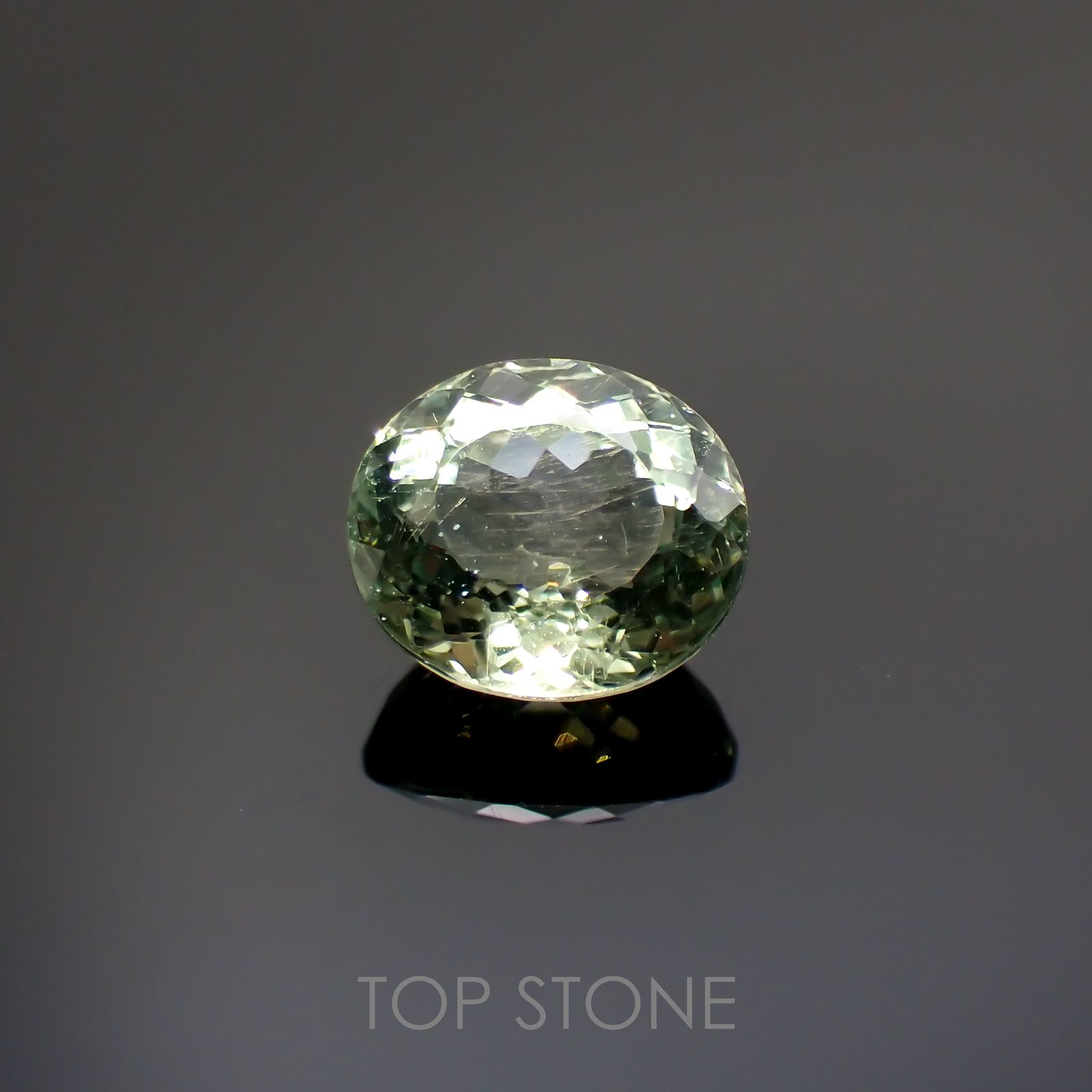 グリーンアパタイト(宝石名アパタイト) マダガスカル産 2.13ct 識別済[20106885]8.2×7.2mm前後