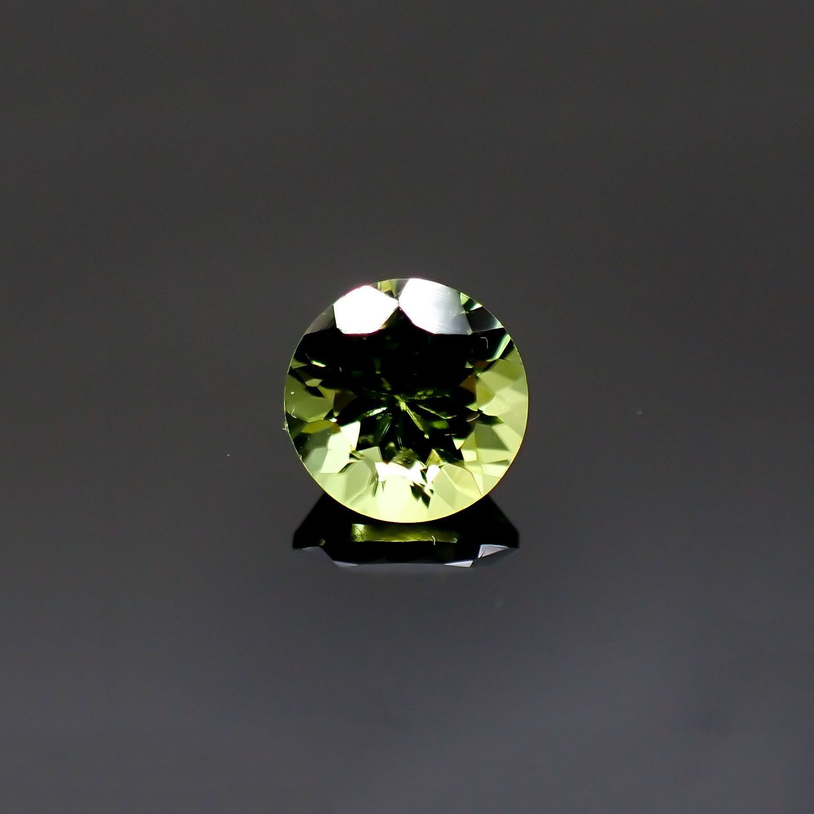 ペリドット(宝石名ペリドット) パキスタン産 識別済 1.43ct / 6.9x6.9mm前後 [260713084]