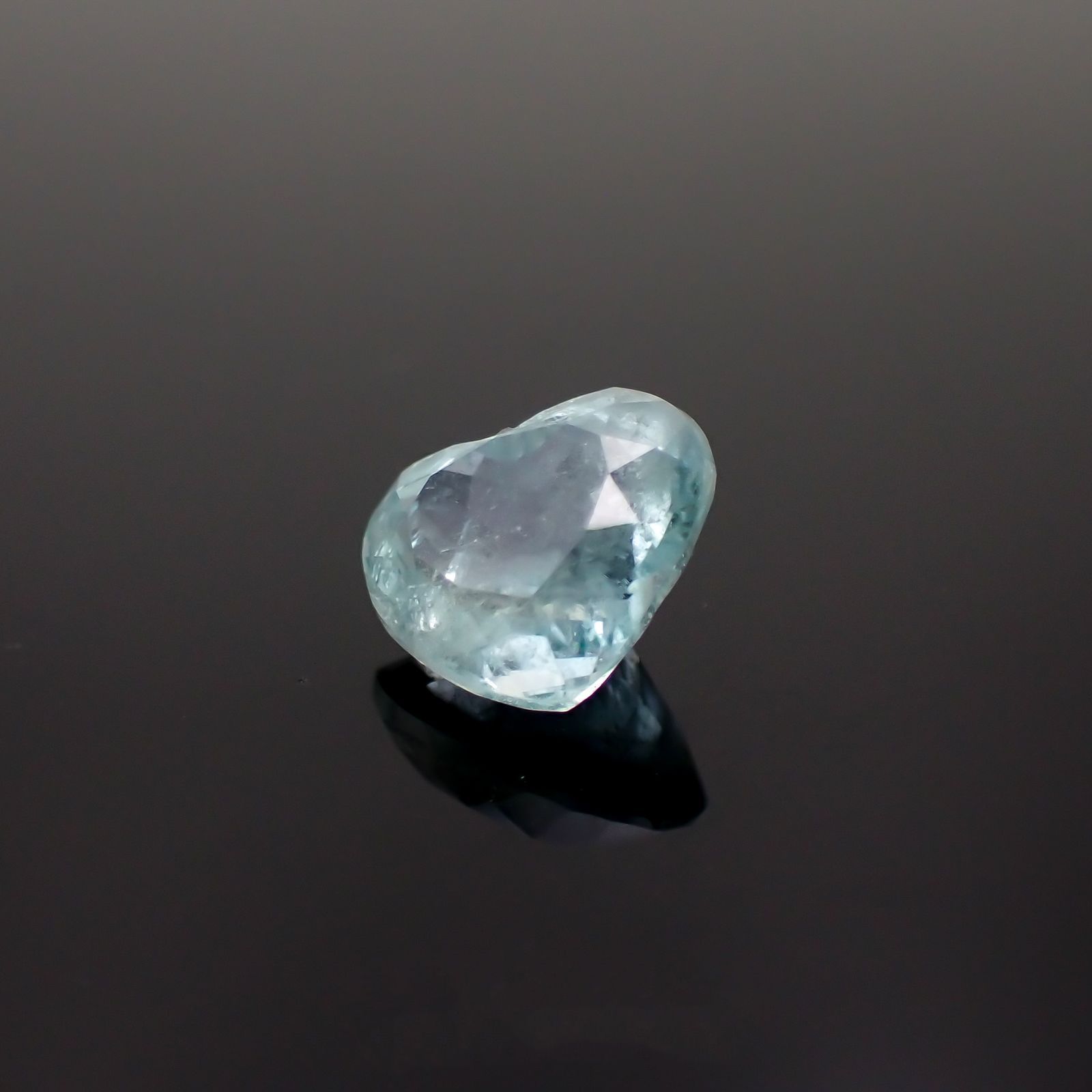 ユークレース(宝石名ブルー・ユークレース)コロンビア産 1.689ct ソ付(彩珠)[221018681]6.9x8.1mm前後