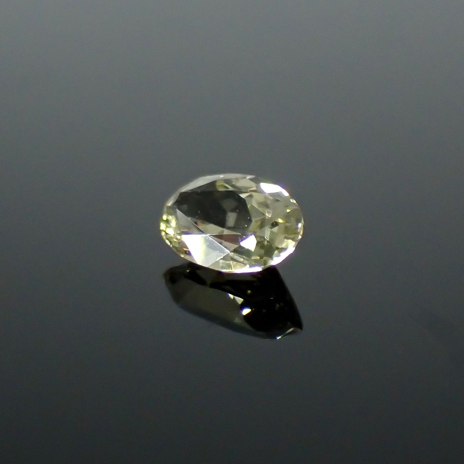 コーネルピン スリランカ産 0.51ct / 6.4x4mm前後 [251031236]