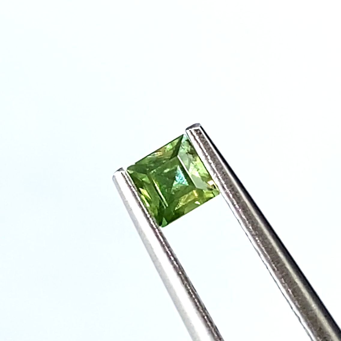 デマントイドガーネット ロシア産 0.23ct / 3.1x3.1mm前 [220917681