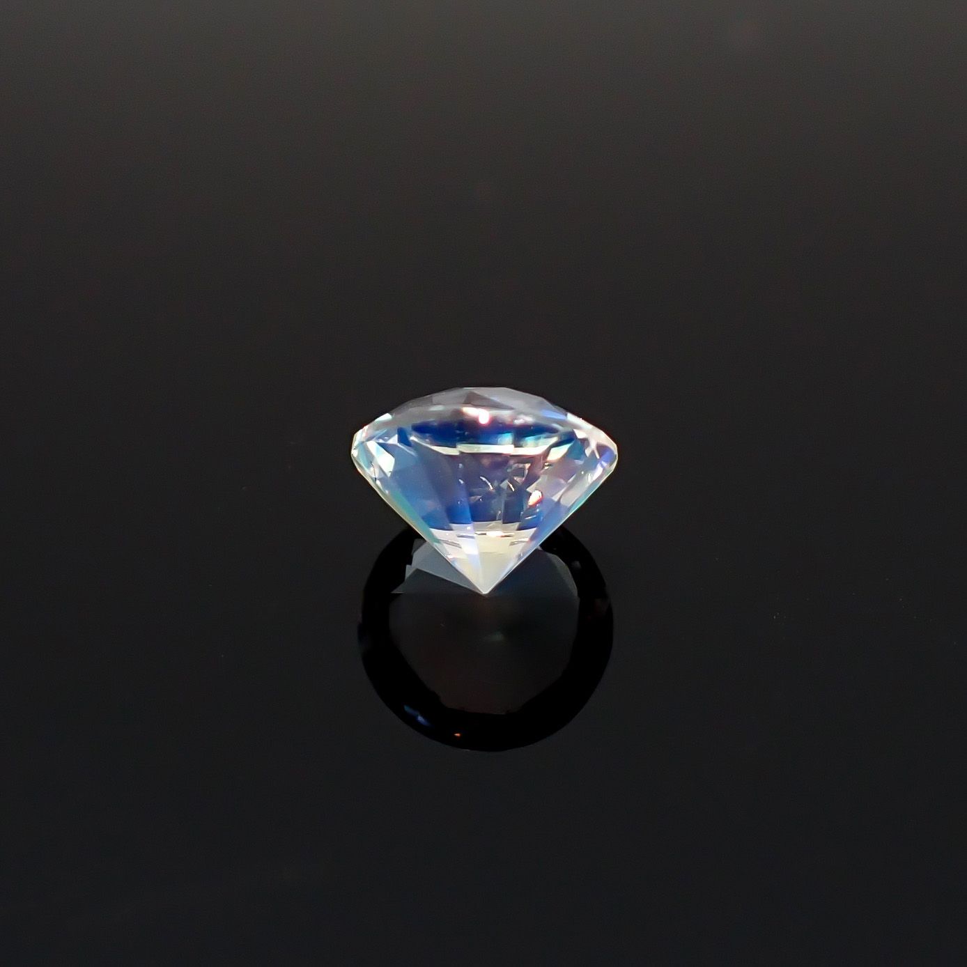 レインボームーンストーン マダガスカル産 0.80ct / 6.2x6.2mm前後 [260632384]