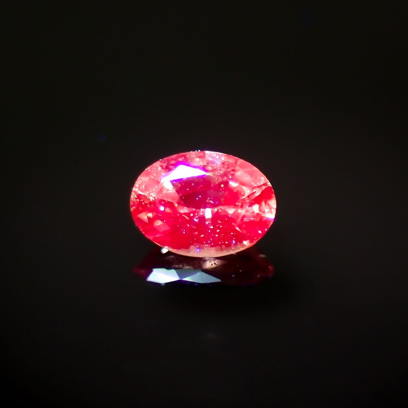 パパラチャサファイア(宝石名サファイア/別名パパラチャ・サファイア)スリランカ産 0.126ct ソ付(日独)[221219642]3.53x2.57mm前後