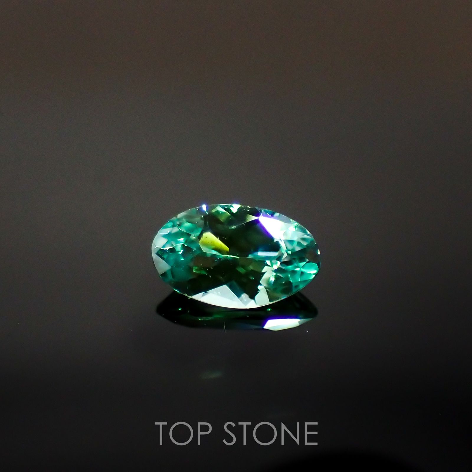 コーネルピン(宝石名グリーン・コーネルピン) タンザニア産 0.202ct ソ付(彩珠)[20117104]5×2.9mm前後