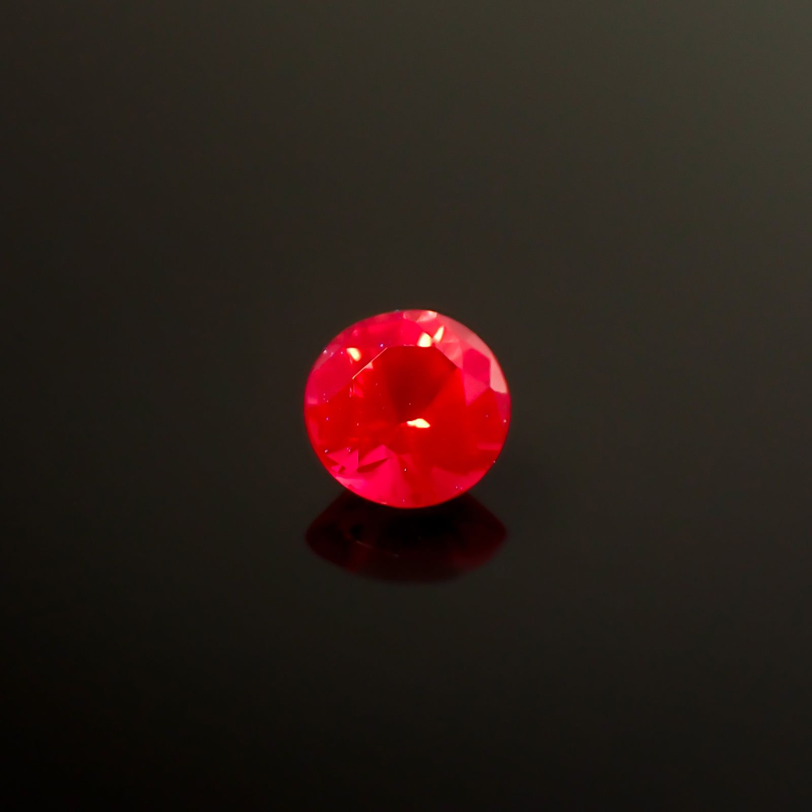 レッドスピネル タンザニア産 0.32ct / 4.1x4.2mm前後 [260732563]