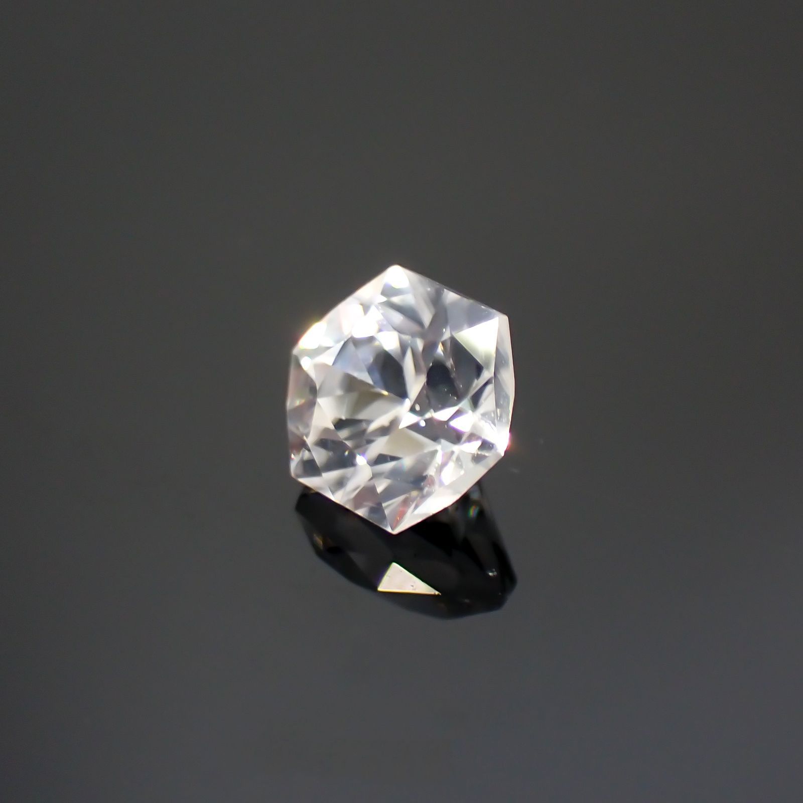 ◇ヘキサゴンカット◇カラーレスジルコン(宝石名ホワイト・ジルコン)スリランカ/カンボジア産 1.00ct 識別済[240214277]5x4.9mm前後