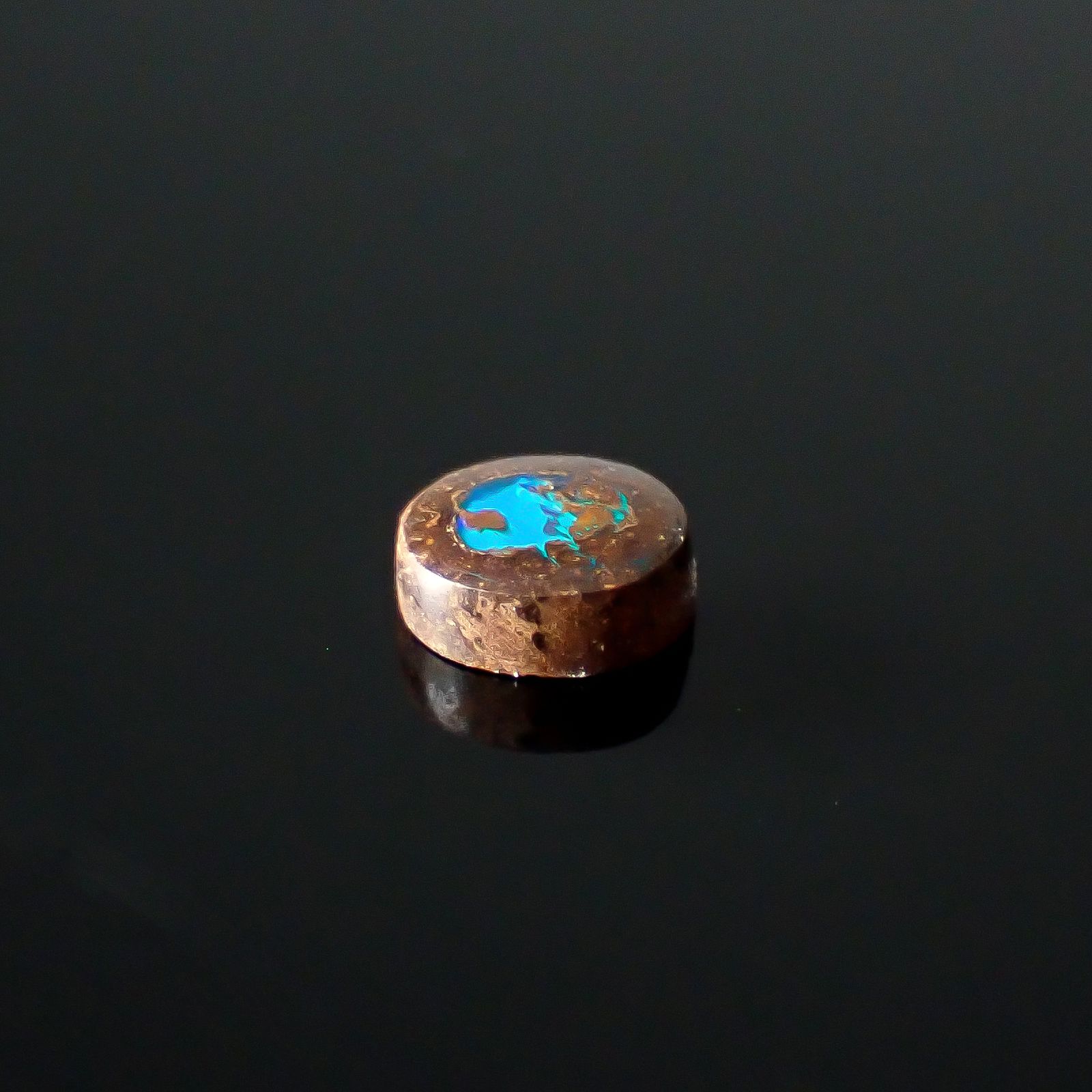 ウッドオパール オーストラリア産 0.57ct / 5.6x5.3mm前後 [251031202]
