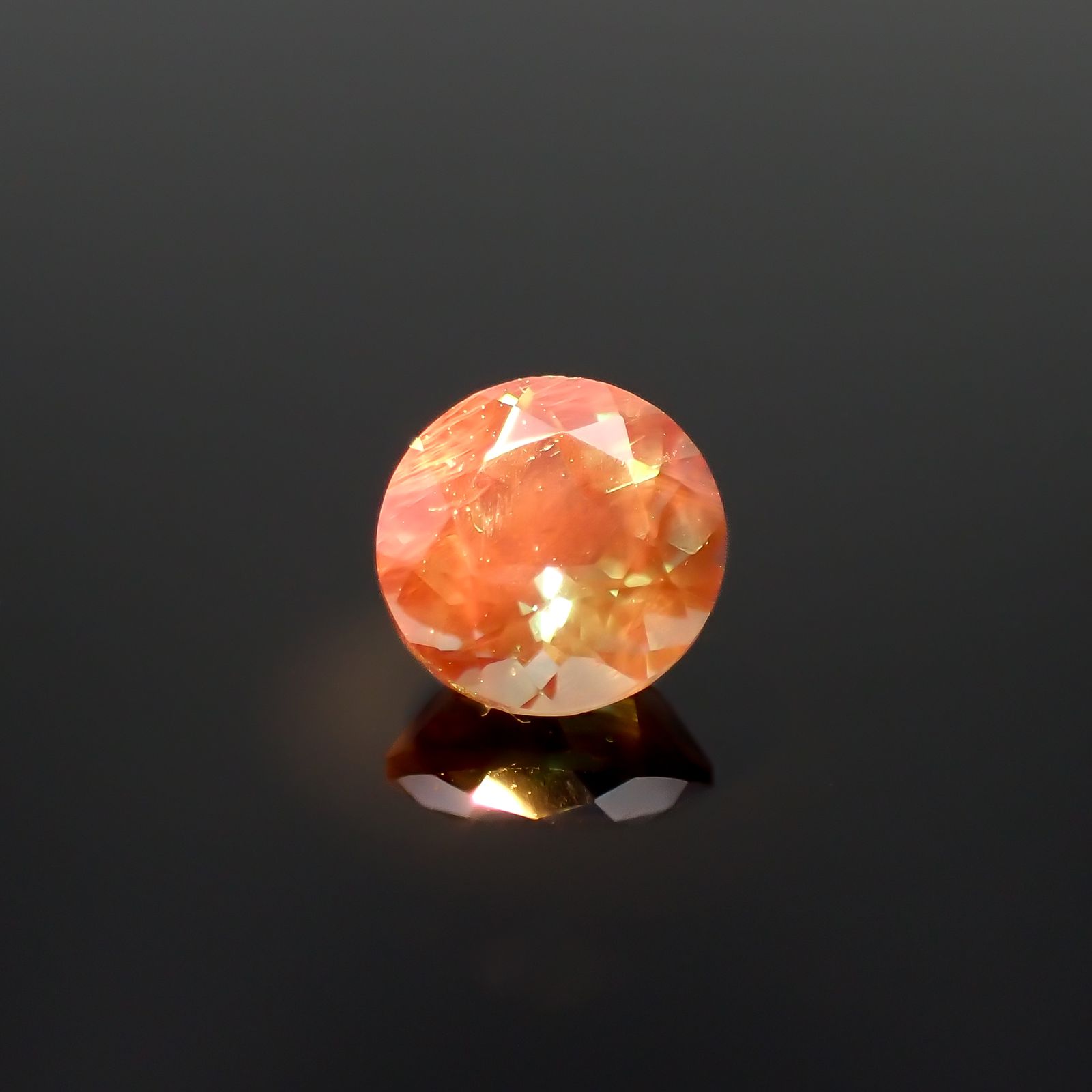 カラーチェンジアンデシン モンゴル産 0.74ct[230421475]5.8x5.8mm前後