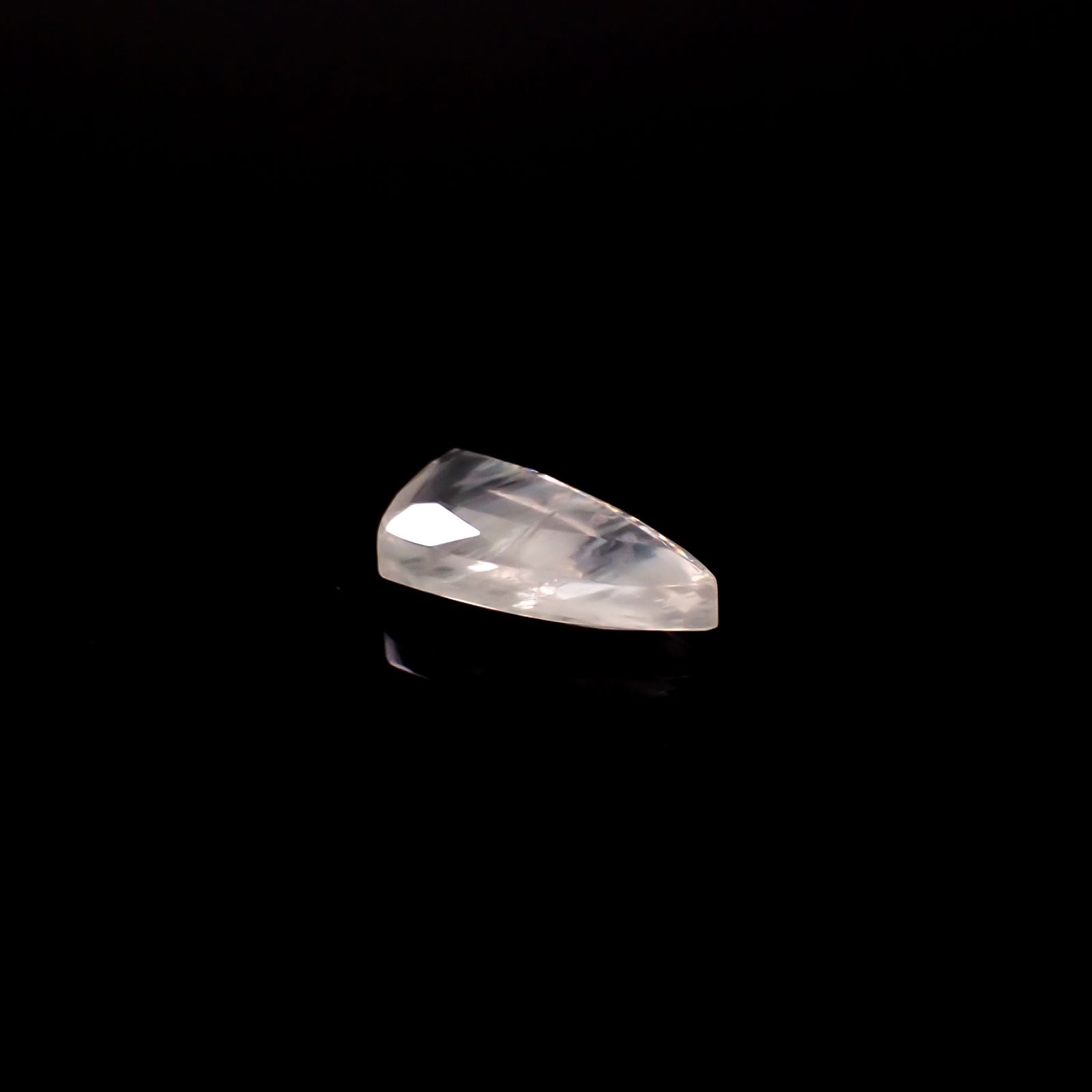 ◇リバーシブル◇マラウイムーンストーン マラウイ共和国産 3.52ct / 14x7.3mm前後 [260331819]