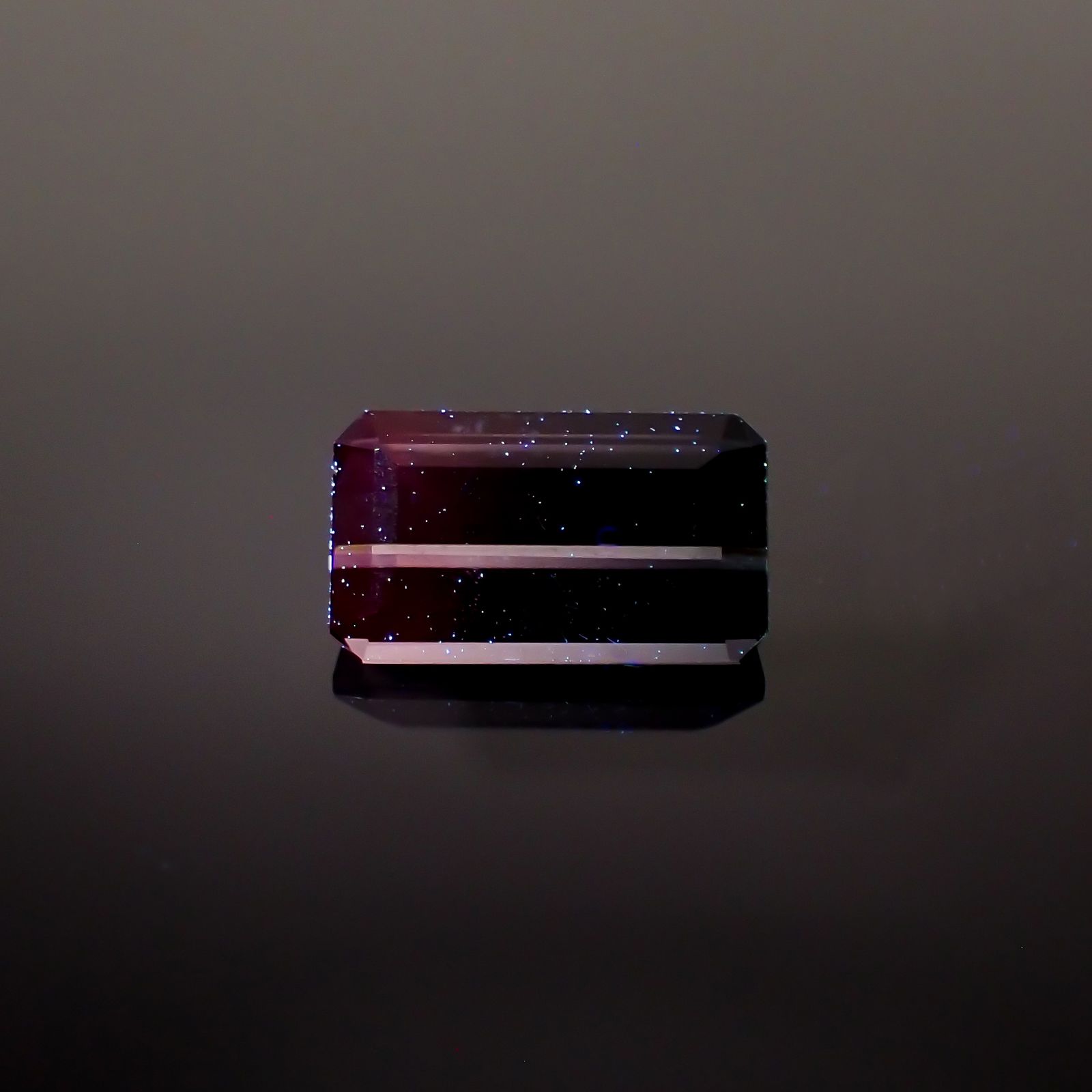 バイカラースピネル フルオレッセンス タンザニア/マダガスカル産 0.64ct[230722678]6.4x3.7mm前後