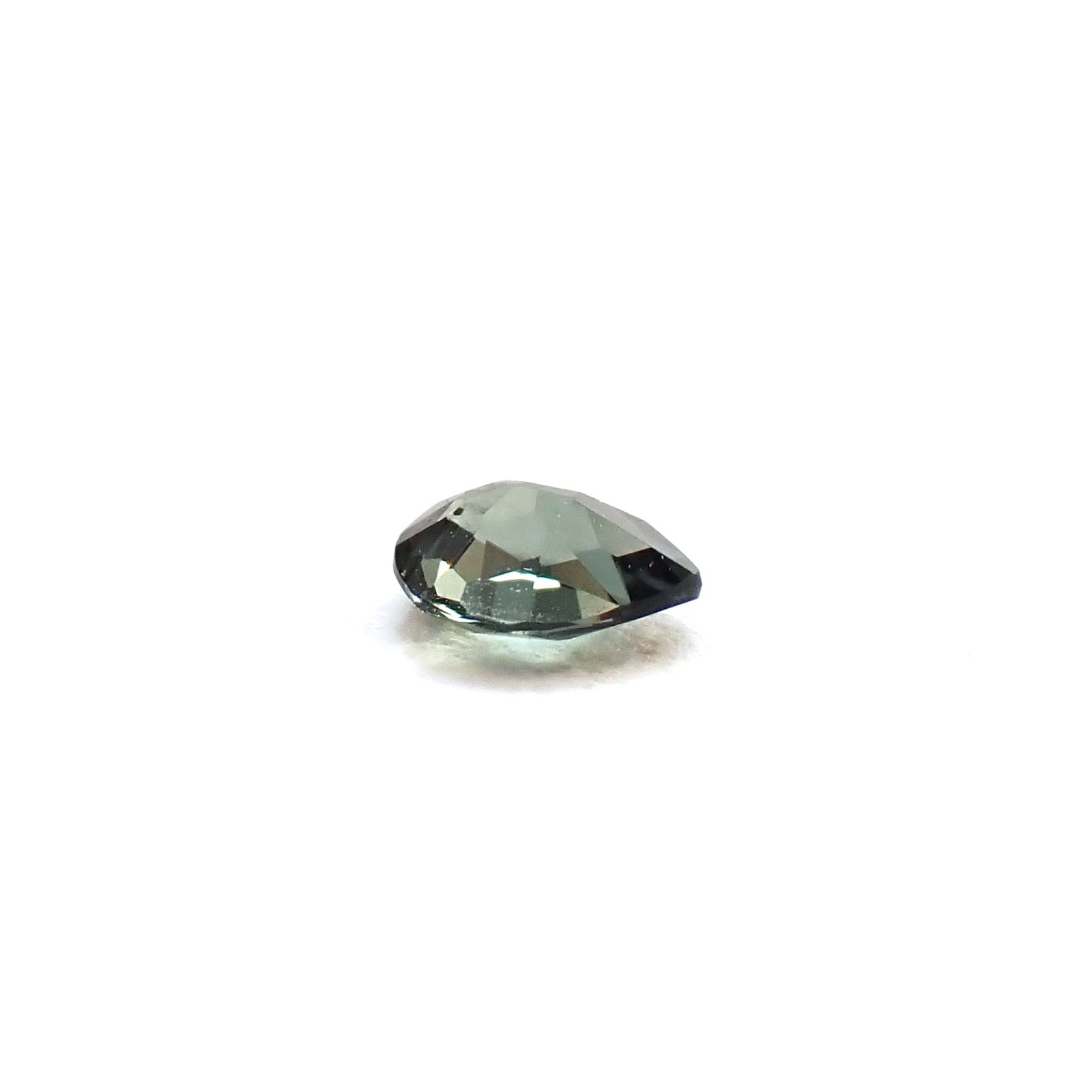 ベキリーブルーガーネット（カラーチェンジガーネット アレキタイプ） マダガスカル・ベキリー産 0.11ct / 3.5x2.7mm前後 [260732457]