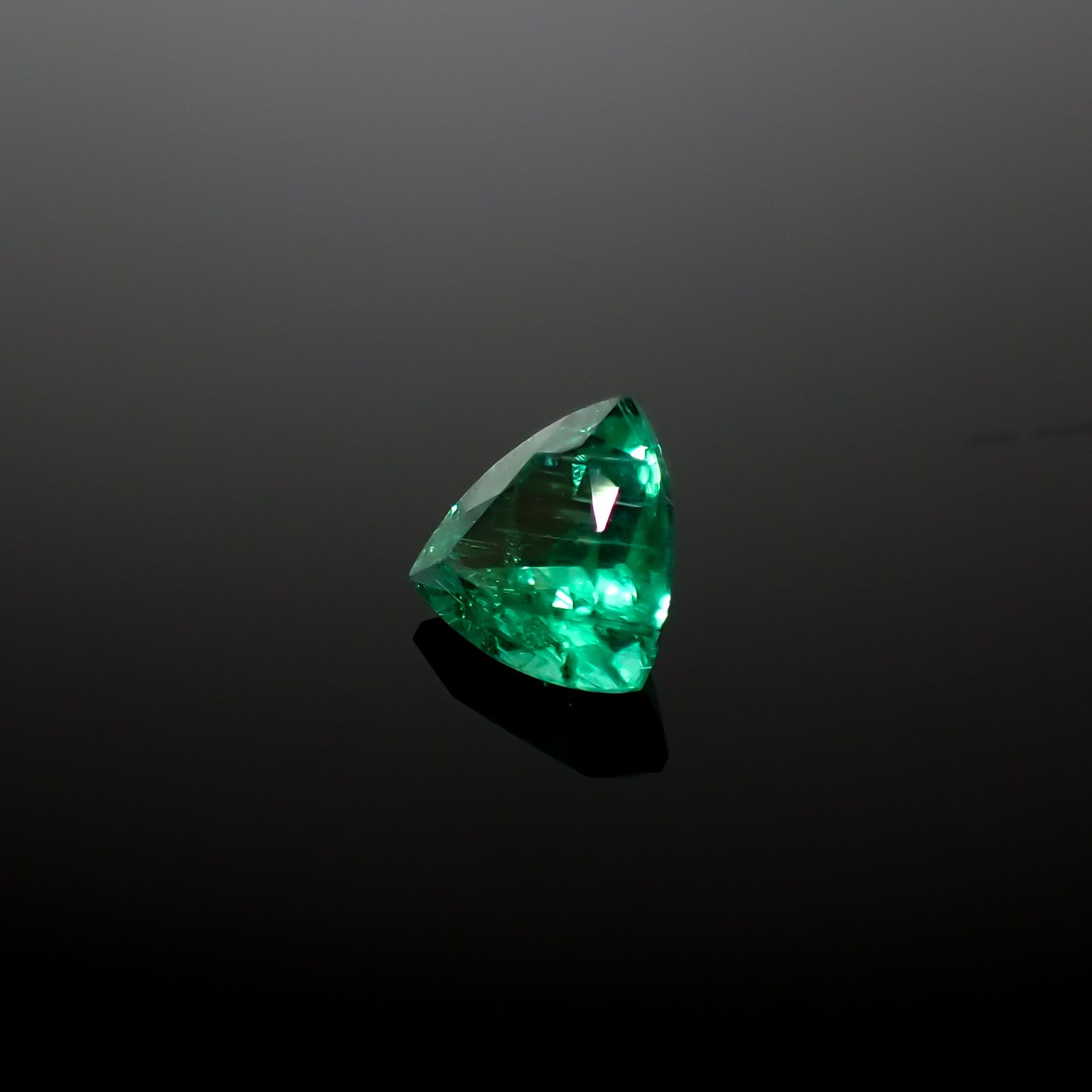 パライバトルマリン(宝石名トルマリン/別名パライバ・トルマリン)ブラジル・キントス鉱山産 0.503ct ソ付(宝貴協)[240928713]5.35x5.42mm前後