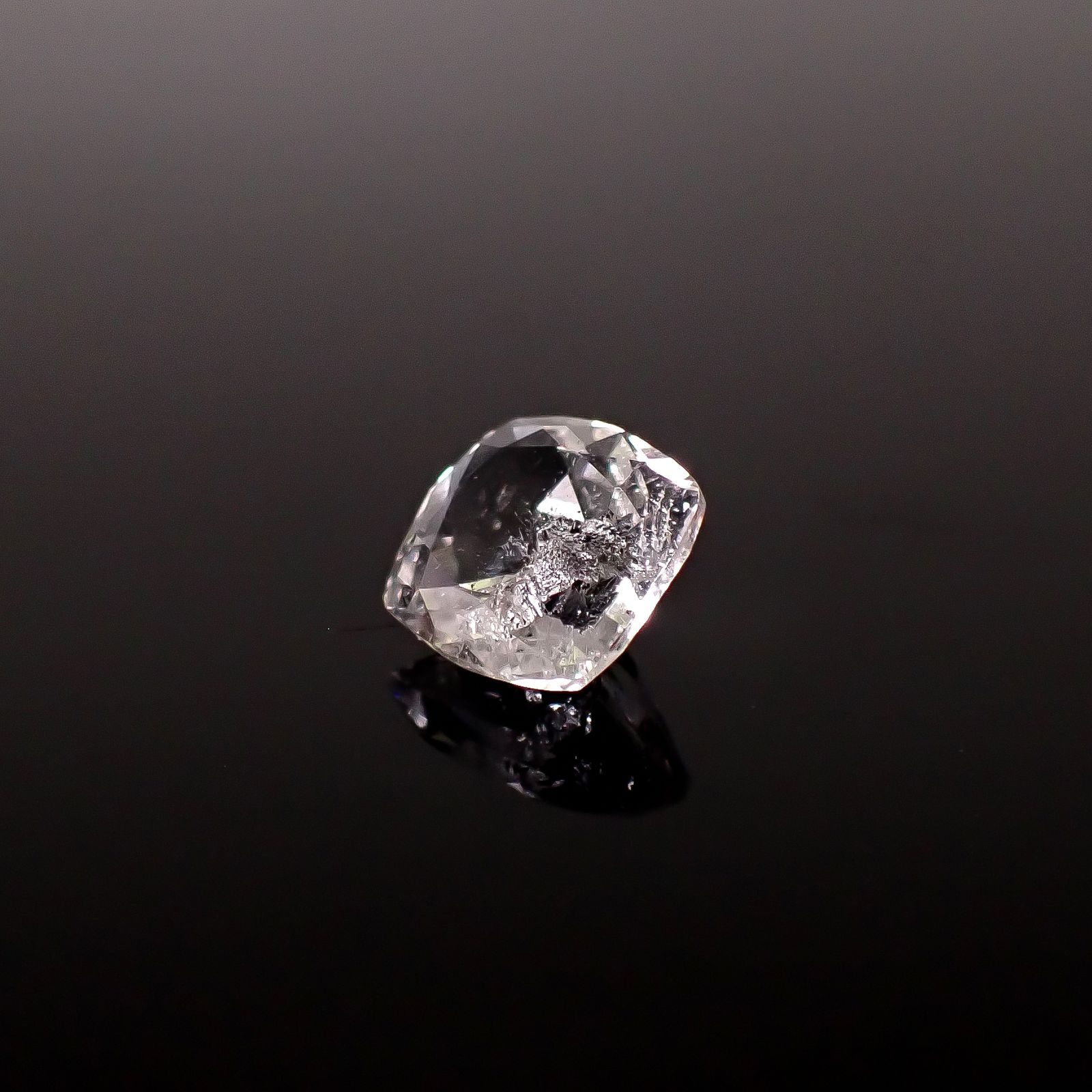 グラファイトインクォーツ ブラジル産 2.61ct / 8.8x8.7mm前後 [260331933]