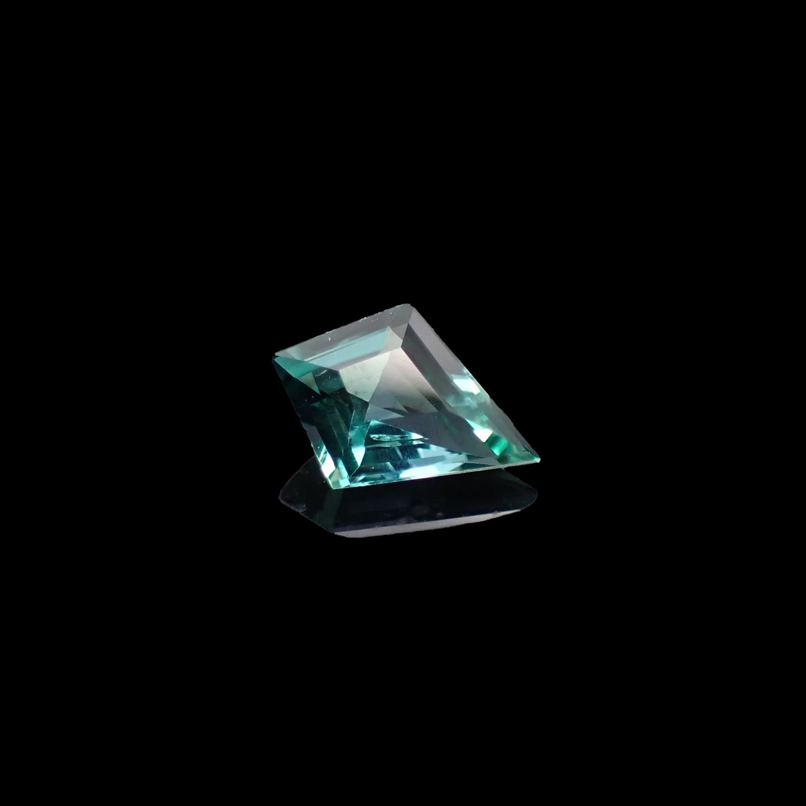 ◇カスタムカット◇ブルーグリーンコーネルピン タンザニア産 0.31ct[231224505]6.2x4.6mm前後