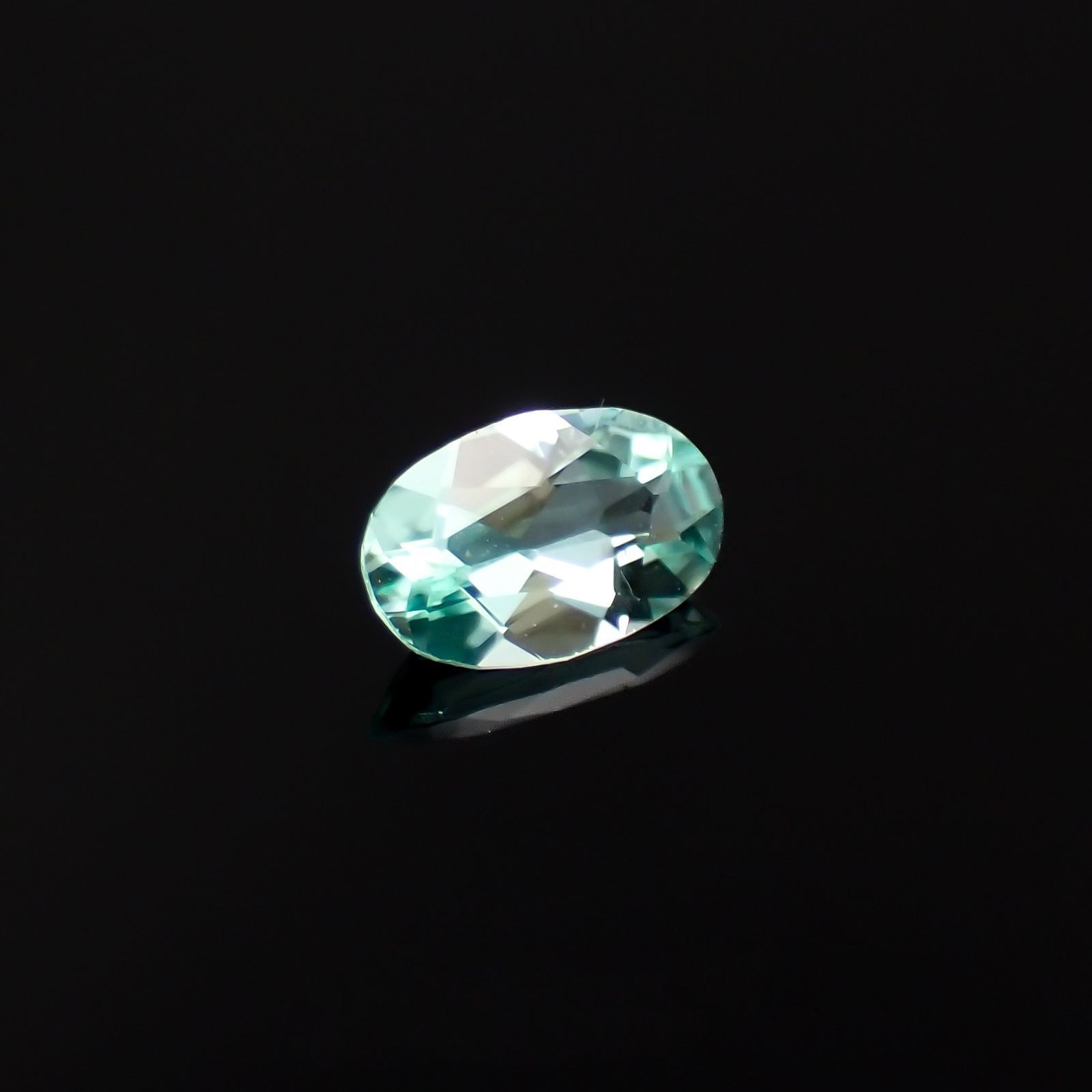 パライバトルマリン モザンビーク産 0.26ct / 5.4x3.5mm前後 [230220373]