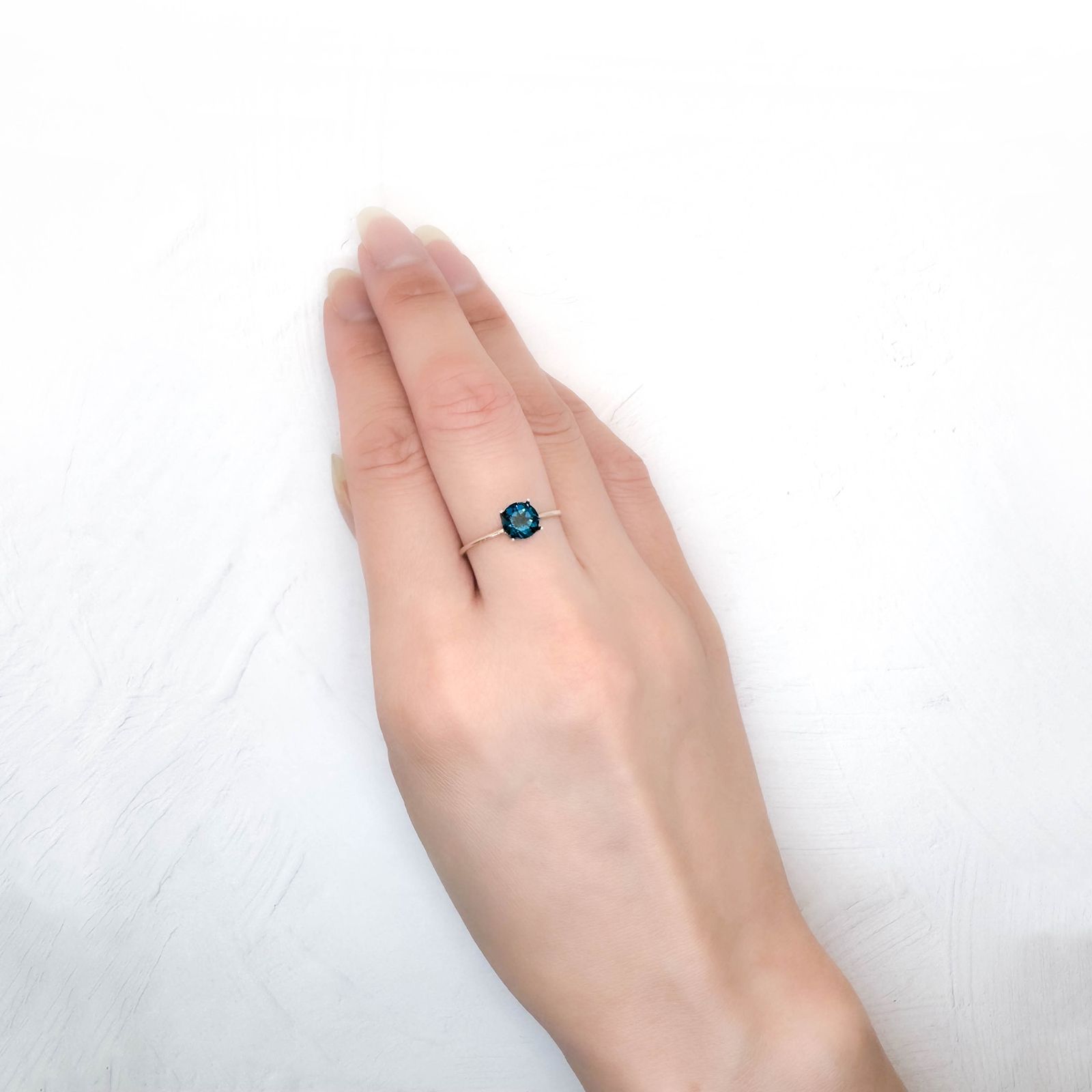 ロンドンブルートパーズ ブラジル産 0.83ct / 6x6mm前後 [250931129]