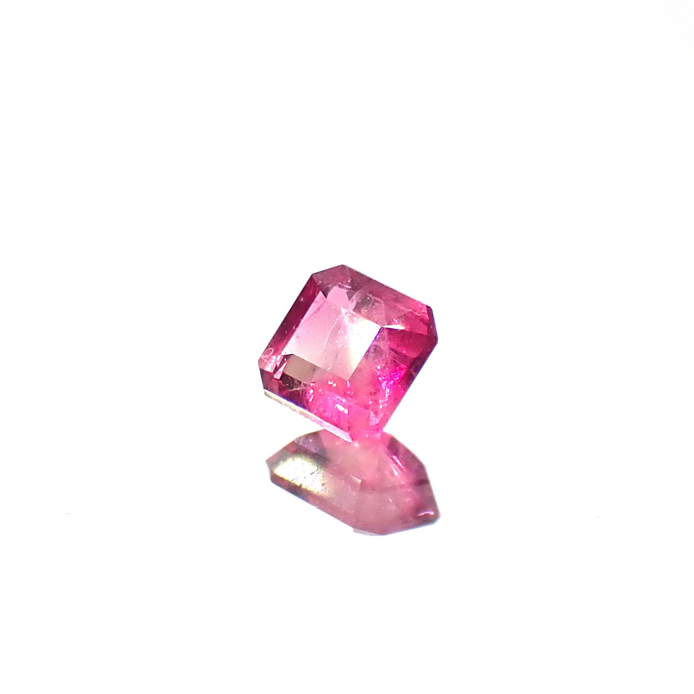 レッドベリル/ピンクベリル アメリカ・ユタ州産 0.12ct [250530374]3x2.9mm前後