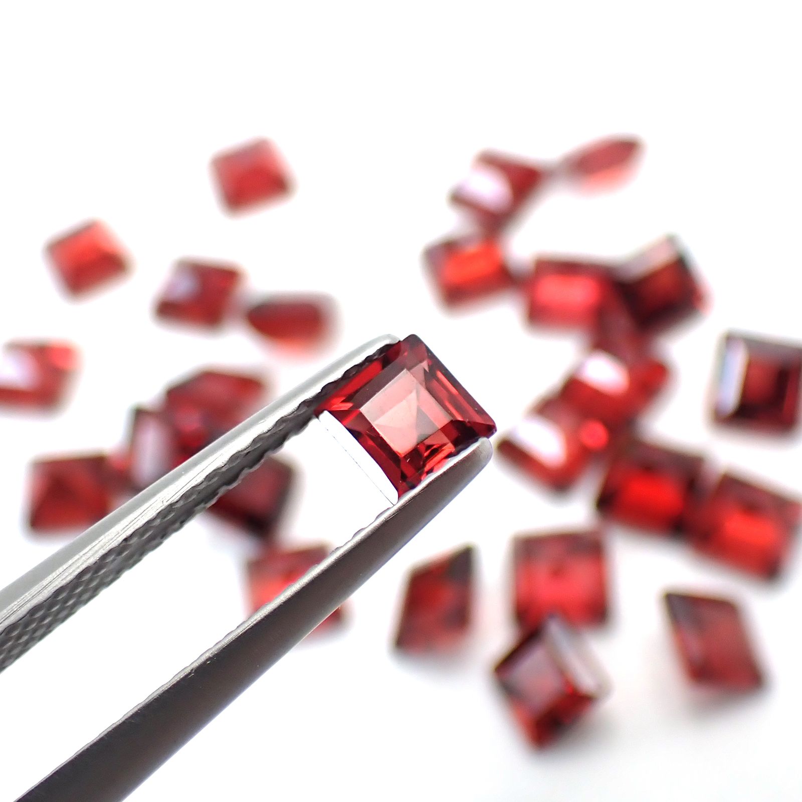 ◇ランダムセレクト◇パイロープアルマンディンガーネット モザンビーク産 約0.52ct / 4.1x4.1mm前後 [260532216-PAC]