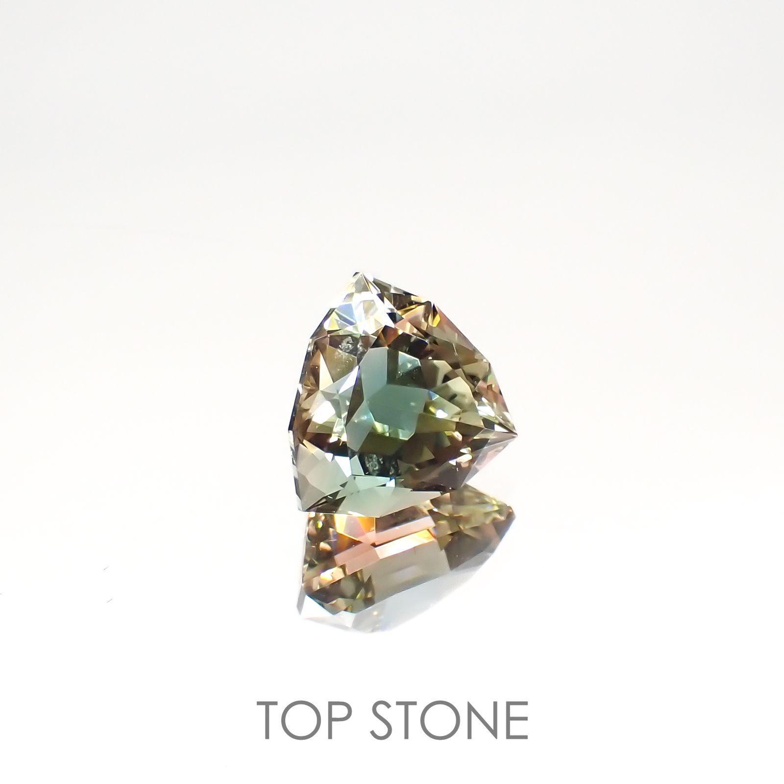 ◇カスタムカット◇バイカラーオレゴンサンストーン(宝石名ラブラドライト)アメリカ・オレゴン州産 3.35ct 識別済[220616266]9.8x9.9mm前後