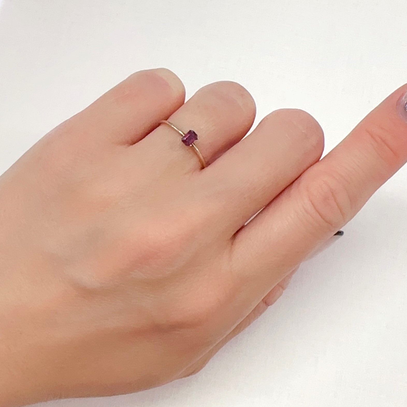 バーガンディーサファイア(宝石名サファイア)タンザニア産 0.24ct 識別済[240226288]4.1x2.7mm前後