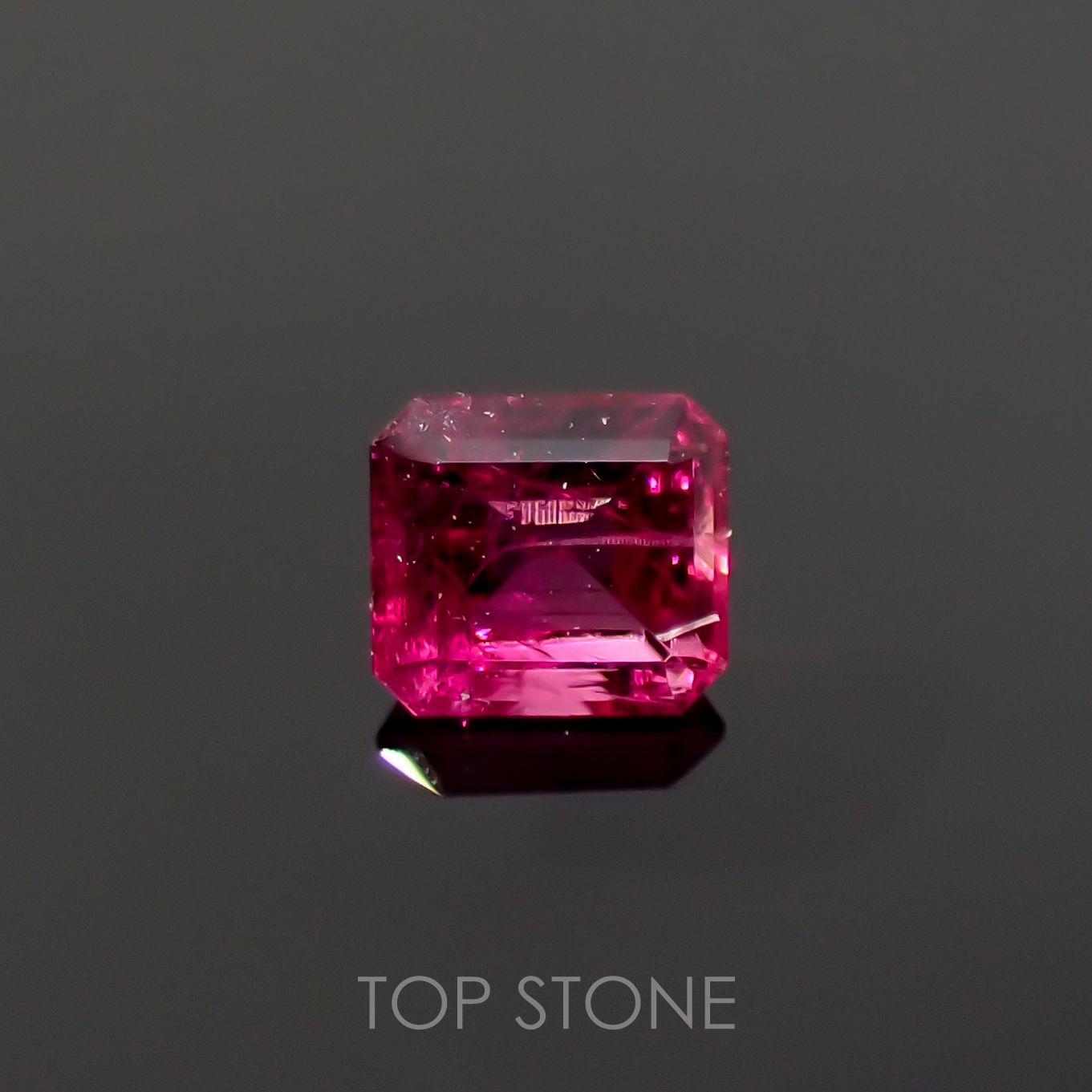 レッドベリル(宝石名レッド・ベリル) アメリカ・ユタ州産 0.123ct ソ付(彩珠)[210712047]3.1×2.8mm前後