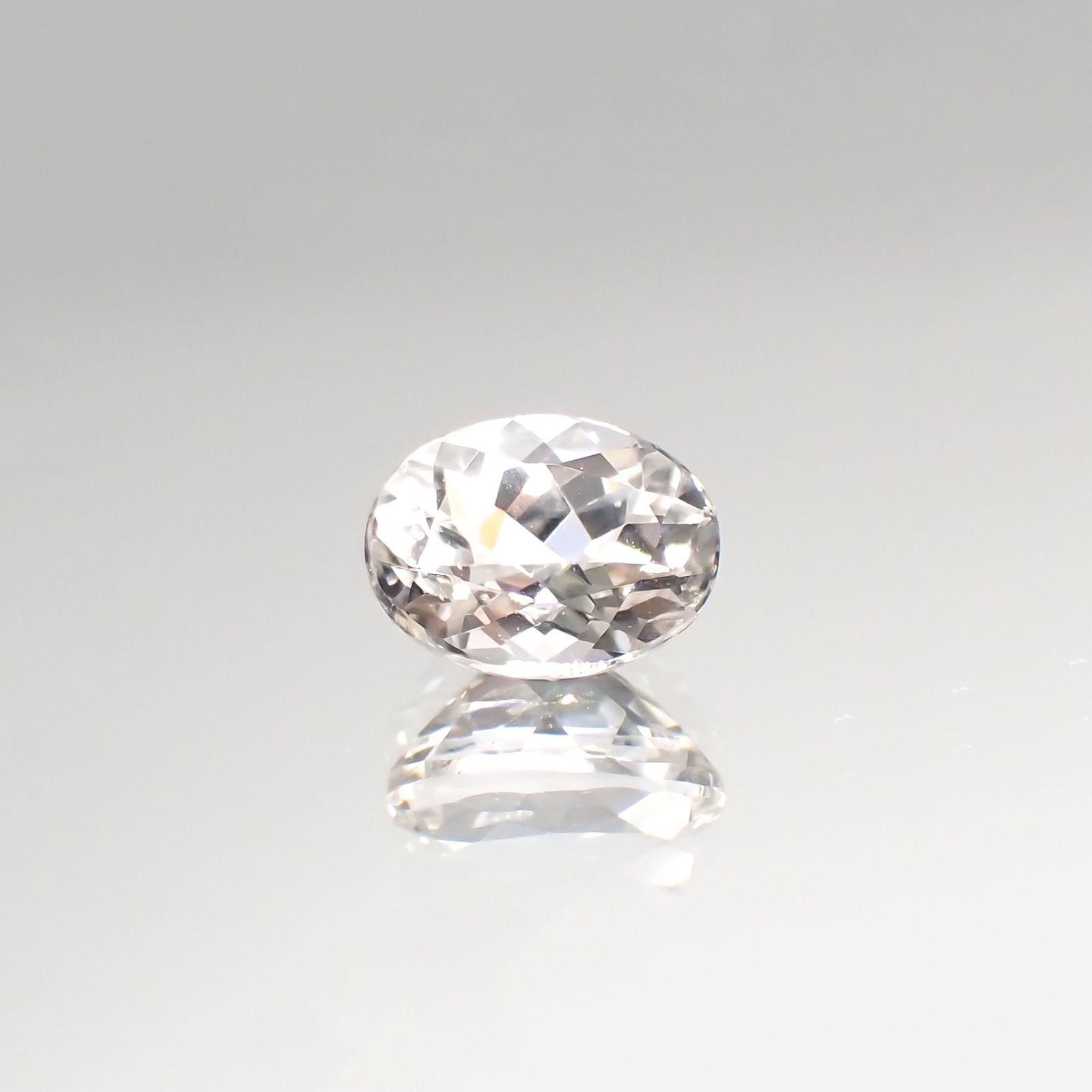 カラーレススポジュミン(宝石名ホワイト・スポジュミン) ブラジル産 1.52ct 識別済[210912627]7.9×5.9mm前後
